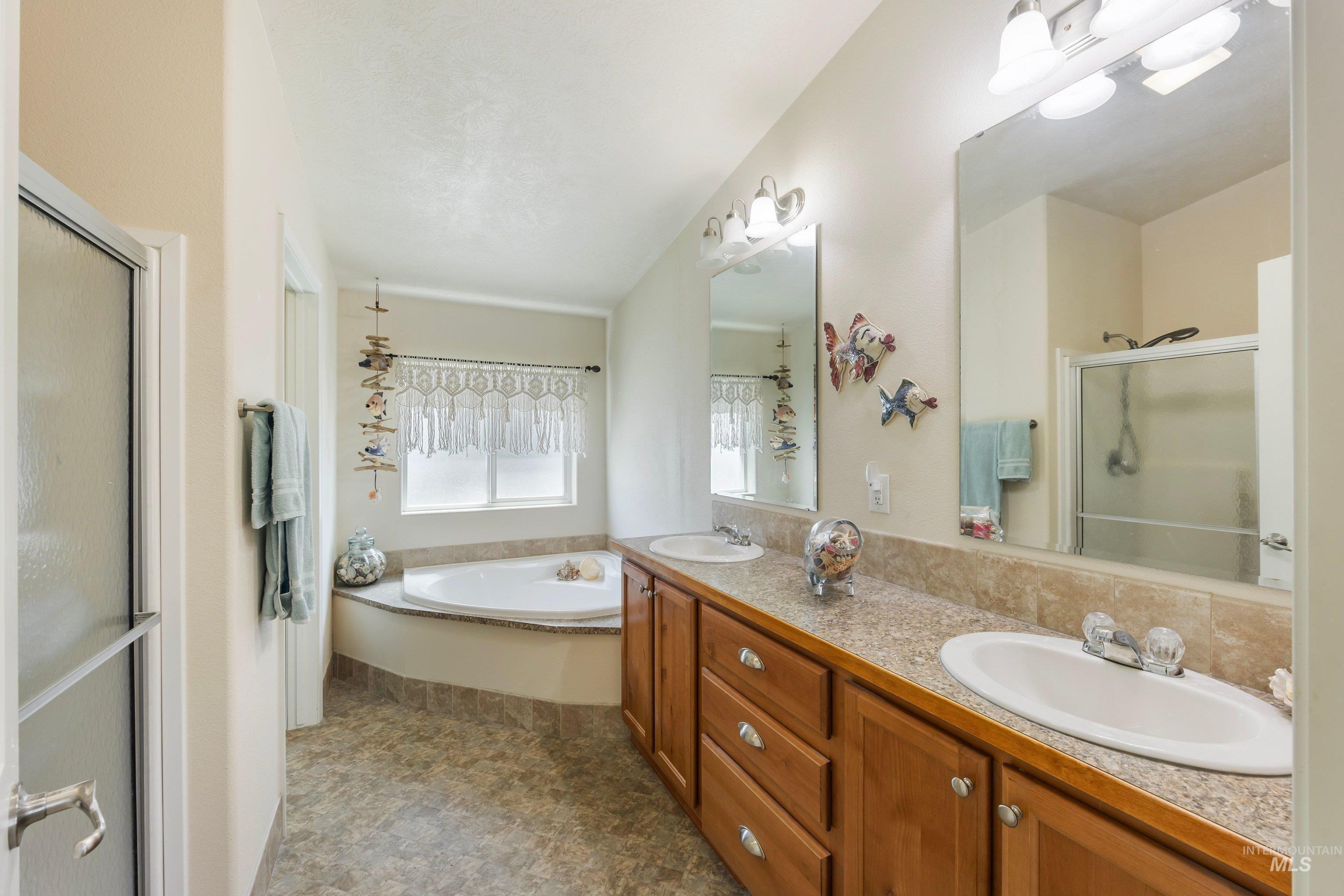 9390 W Ustick Rd #14, Boise, Idaho 83704, 3 Bedrooms, 2 Bathrooms, Residential For Sale, Price $248,000,MLS 98988772