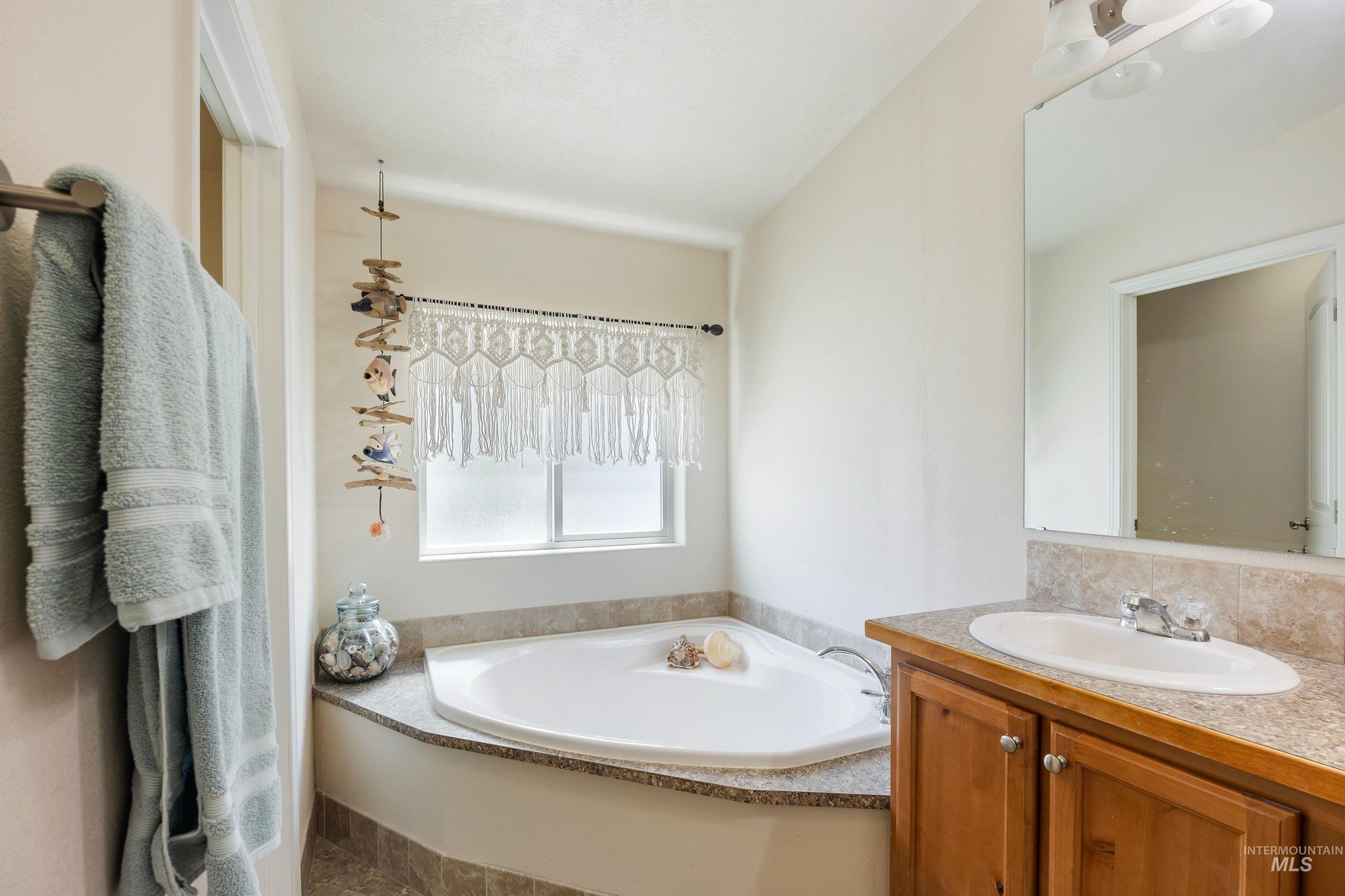 9390 W Ustick Rd #14, Boise, Idaho 83704, 3 Bedrooms, 2 Bathrooms, Residential For Sale, Price $248,000,MLS 98988772