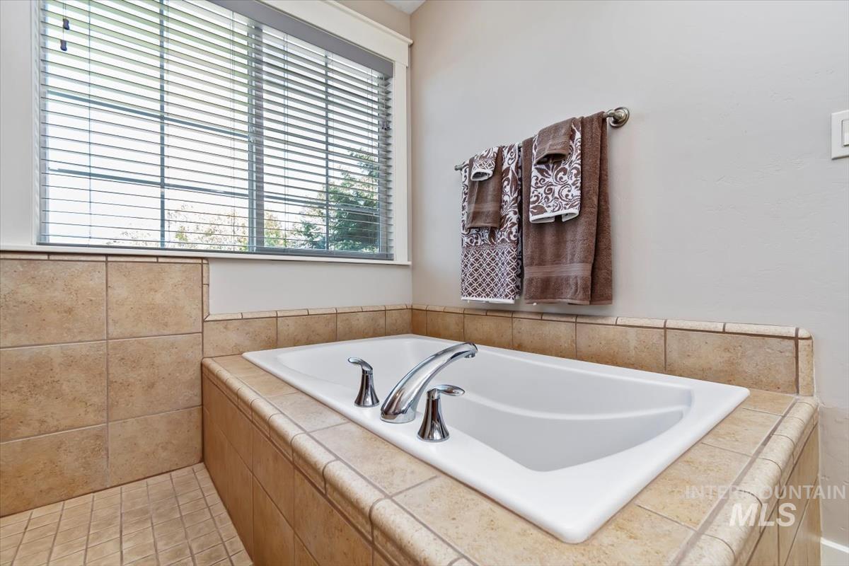 3874 S Como Ave, Meridian, Idaho 83642, 6 Bedrooms, 3 Bathrooms, Residential For Sale, Price $999,000,MLS 98988819