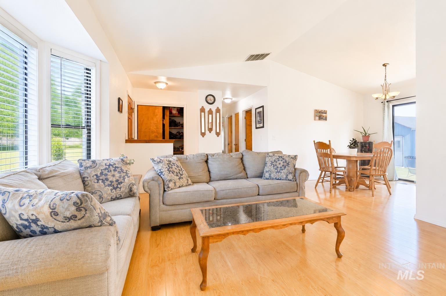 689 W Tiffany Dr, Meridian, Idaho 83646-1685, 3 Bedrooms, 2 Bathrooms, Residential For Sale, Price $374,900,MLS 98988843
