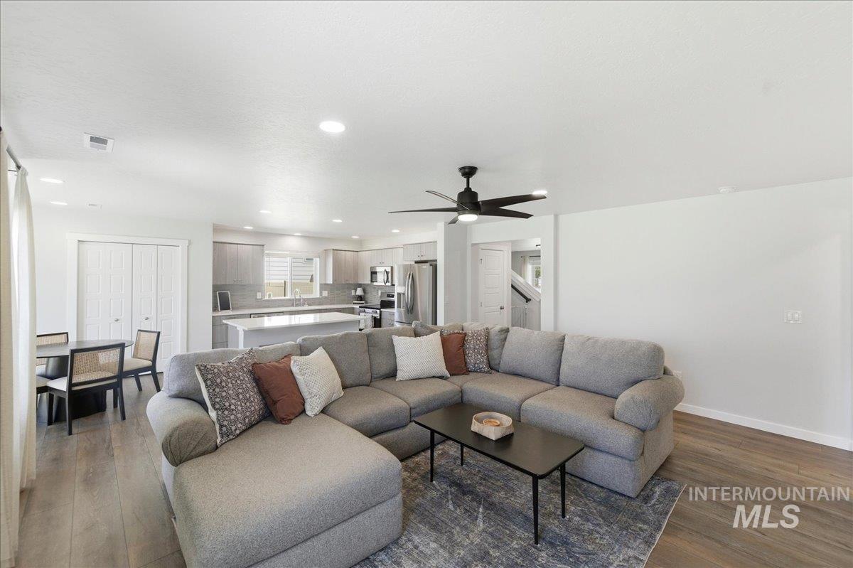6609 S Memory way, Meridian, Idaho 83642, 4 Bedrooms, 2.5 Bathrooms, Residential For Sale, Price $529,999,MLS 98988868