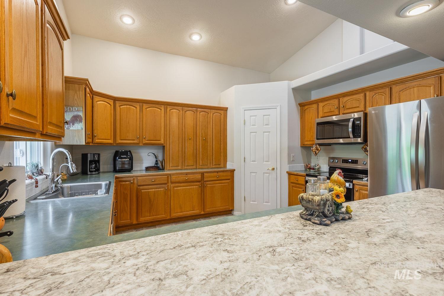 703 N Dover Crt, Nampa, Idaho 83651, 3 Bedrooms, 2 Bathrooms, Residential For Sale, Price $347,000,MLS 98988881