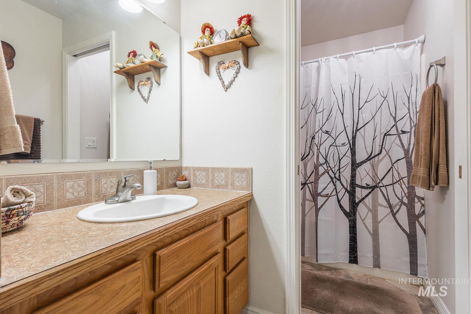 703 N Dover Crt, Nampa, Idaho 83651, 3 Bedrooms, 2 Bathrooms, Residential For Sale, Price $347,000,MLS 98988881