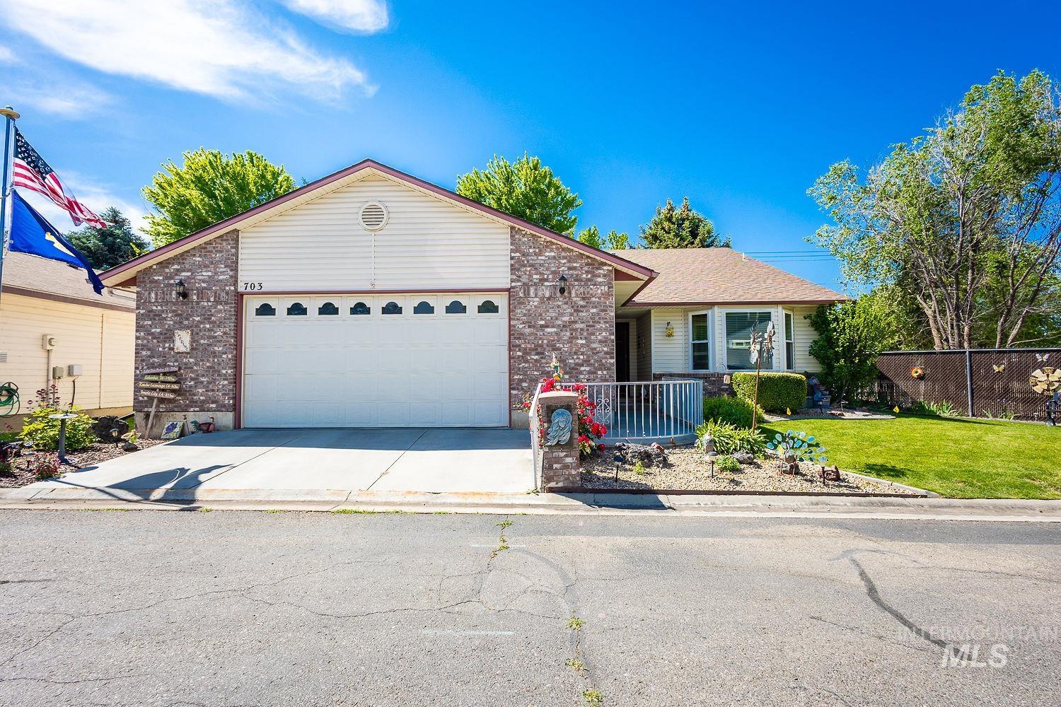703 N Dover Crt, Nampa, Idaho 83651, 3 Bedrooms, 2 Bathrooms, Residential For Sale, Price $347,000,MLS 98988881
