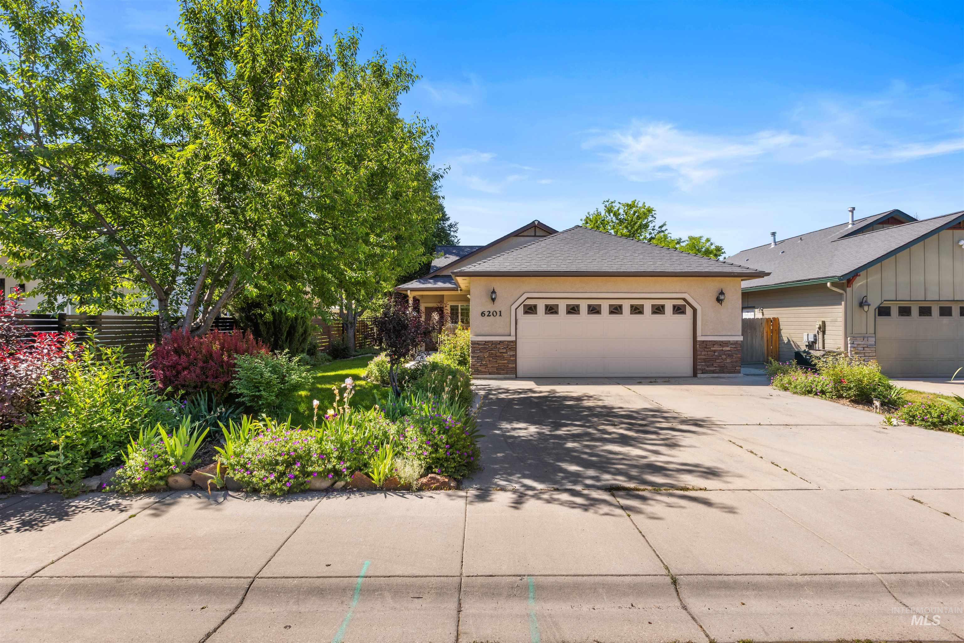 6201 W Geneva Street, Boise, Idaho 83703, 2 Bedrooms, 2 Bathrooms, Residential For Sale, Price $449,000,MLS 98988884