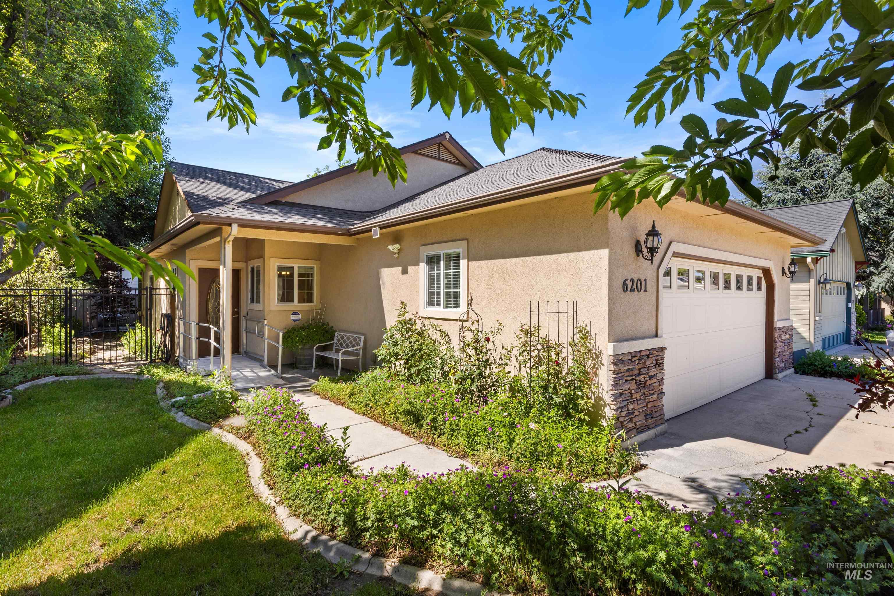 6201 W Geneva Street, Boise, Idaho 83703, 2 Bedrooms, 2 Bathrooms, Residential For Sale, Price $449,000,MLS 98988884