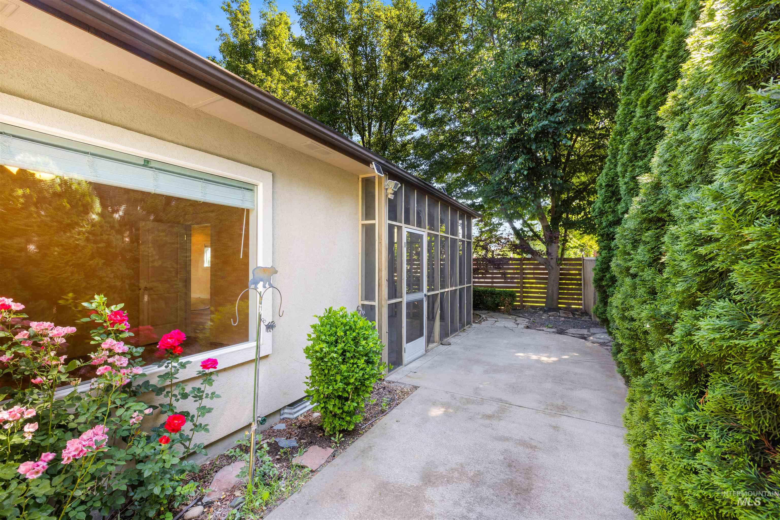 6201 W Geneva Street, Boise, Idaho 83703, 2 Bedrooms, 2 Bathrooms, Residential For Sale, Price $449,000,MLS 98988884