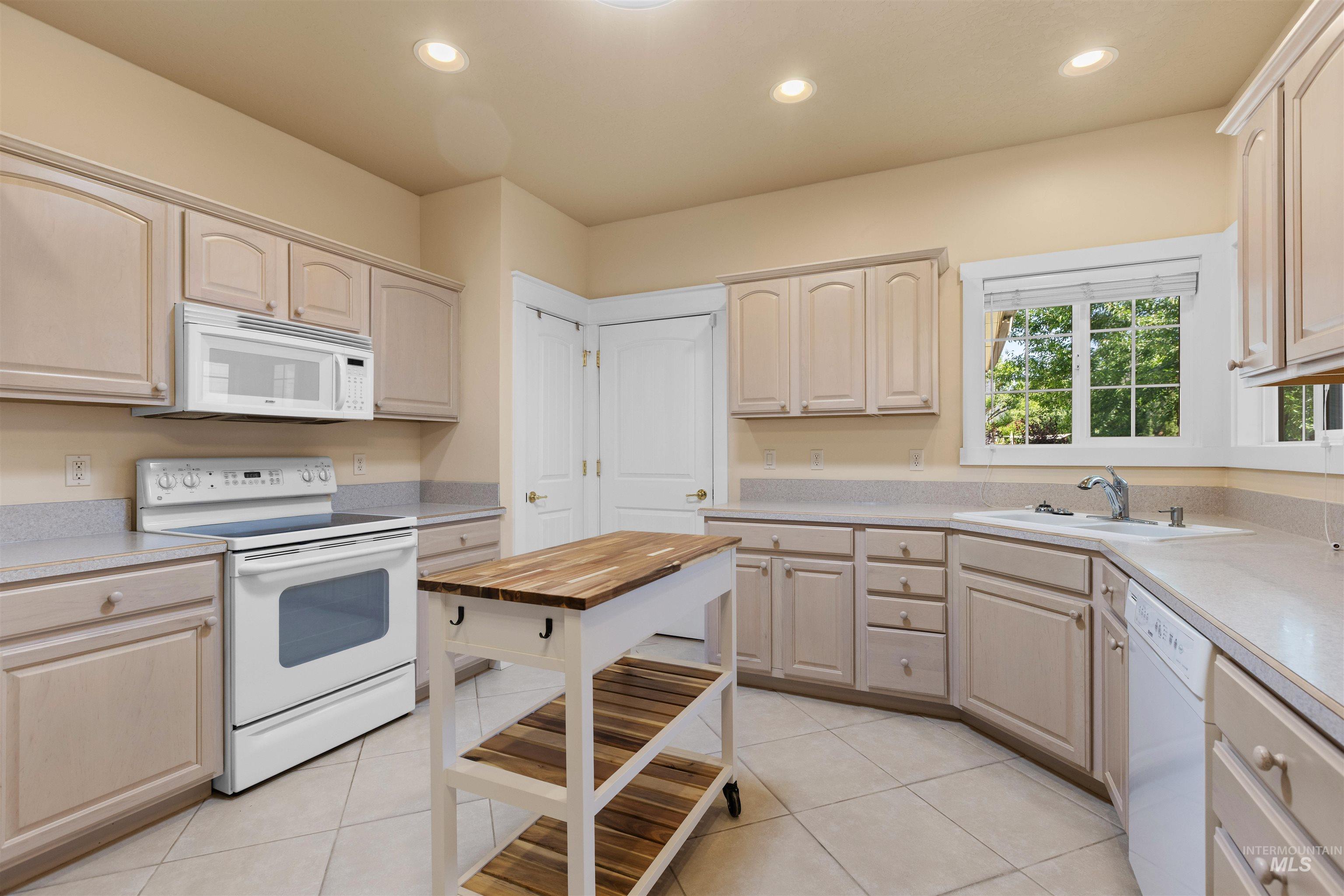 6201 W Geneva Street, Boise, Idaho 83703, 2 Bedrooms, 2 Bathrooms, Residential For Sale, Price $449,000,MLS 98988884
