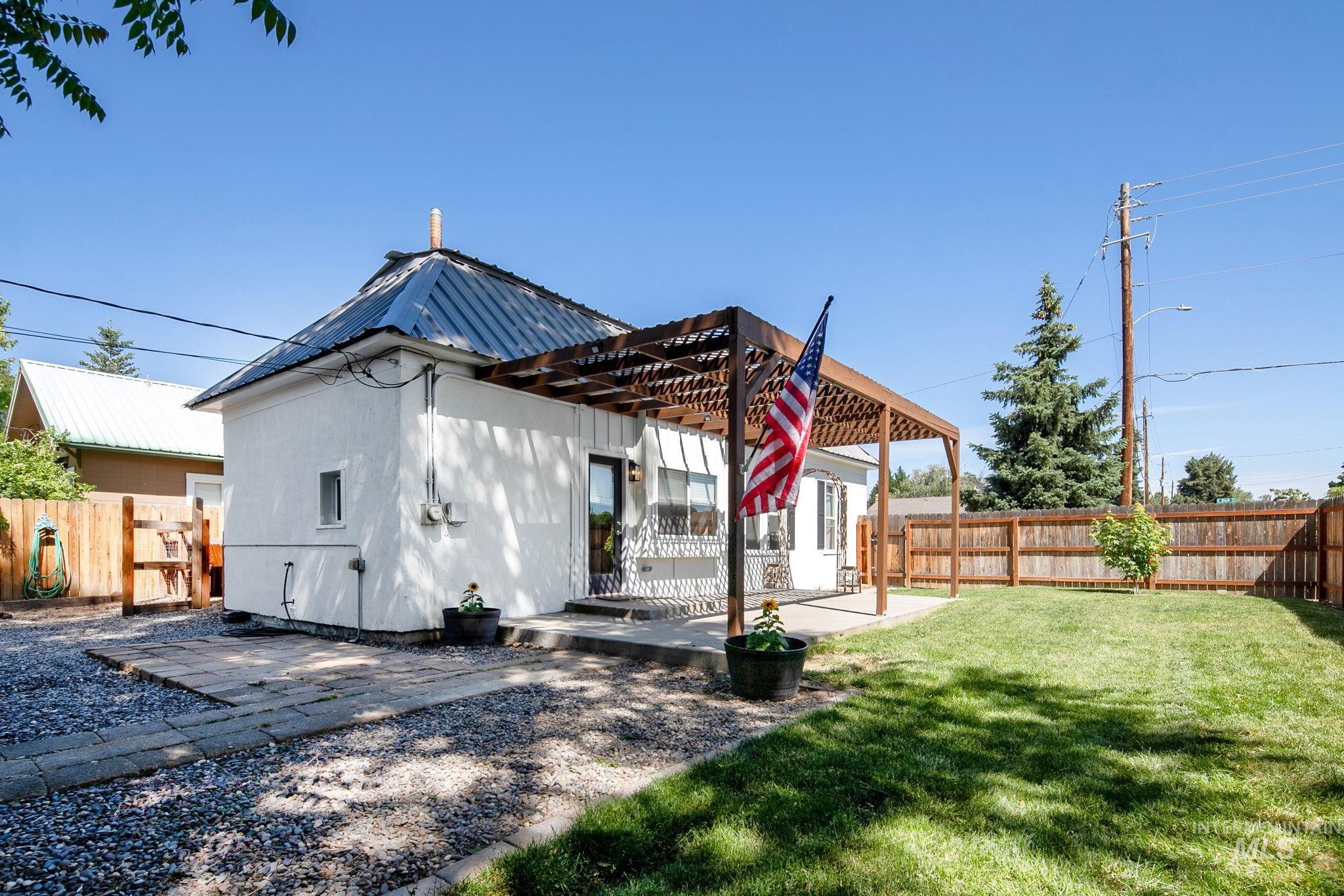 819 E Main St, Emmett, Idaho 83617, 2 Bedrooms, 1 Bathroom, Residential For Sale, Price $319,900, 98988911