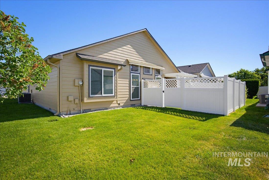 195 E Carmel Drive, Meridian, Idaho 83646, 3 Bedrooms, 2 Bathrooms, Residential For Sale, Price $419,000, 98988960