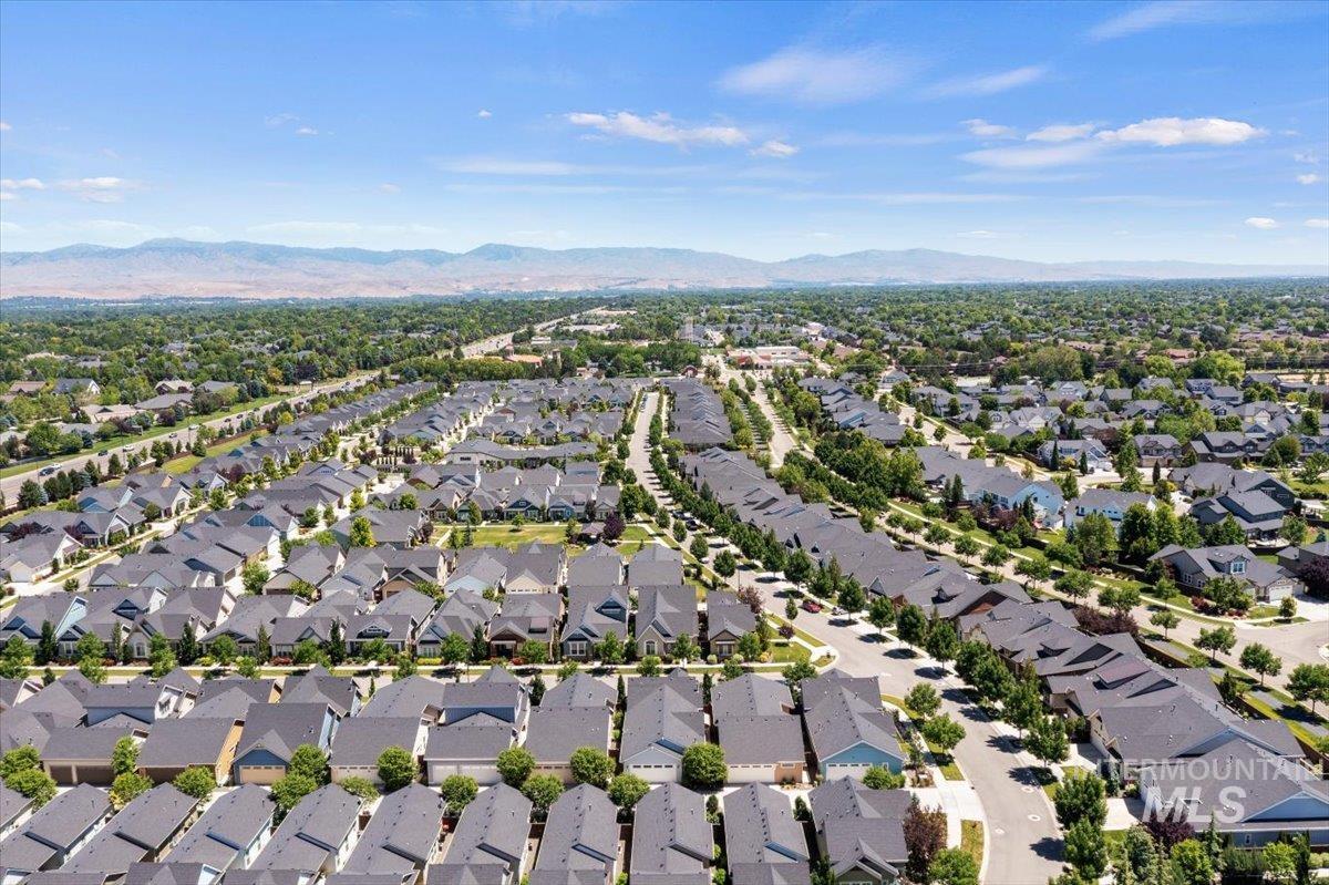 6177 W Winward Lane, Meridian, Idaho 83646, 2 Bedrooms, 2 Bathrooms, Residential For Sale, Price $554,900, 98989011