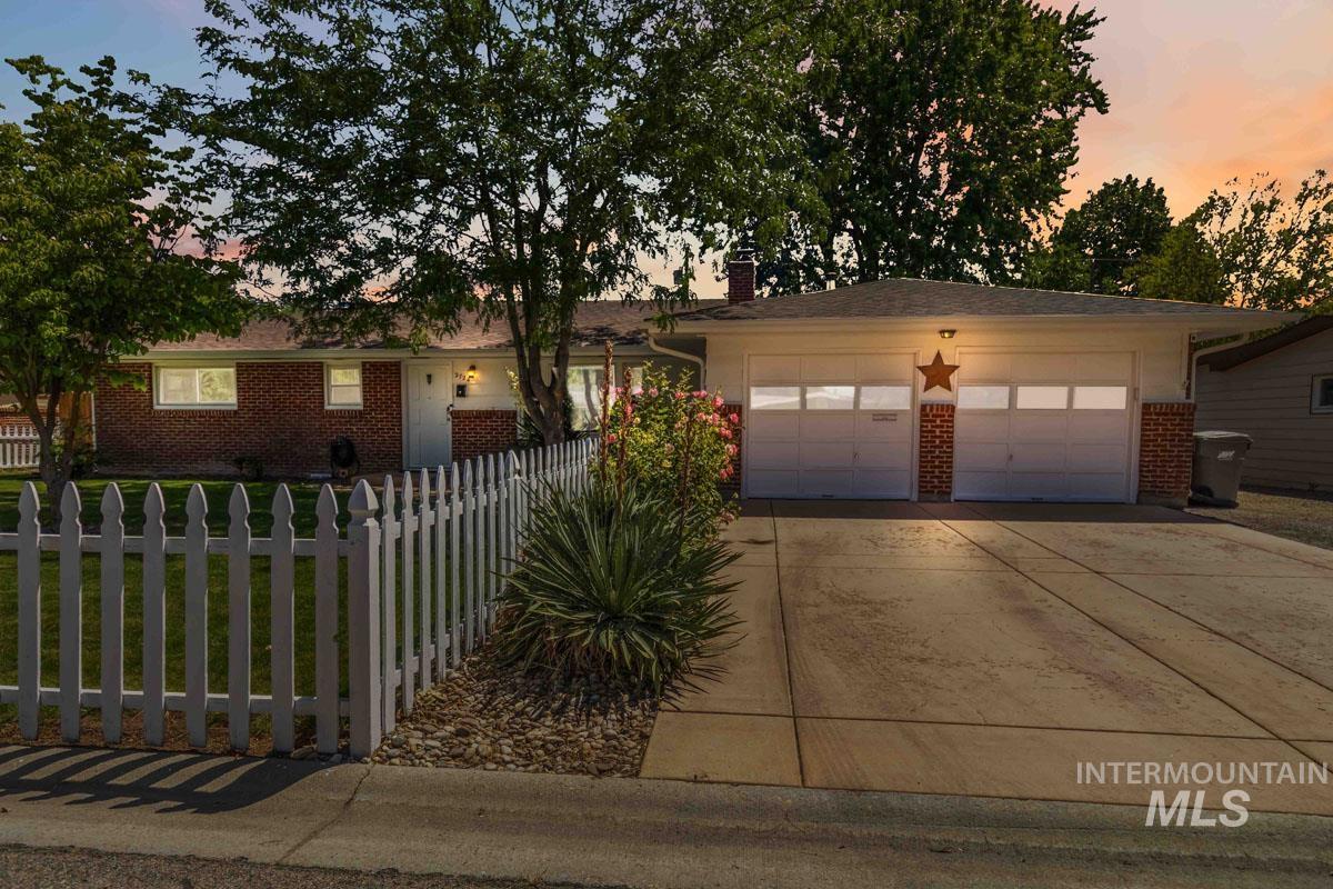 2724 S Meadowbrook Dr., Boise, Idaho 83705, 3 Bedrooms, 2 Bathrooms, Residential For Sale, Price $520,000,MLS 98989015