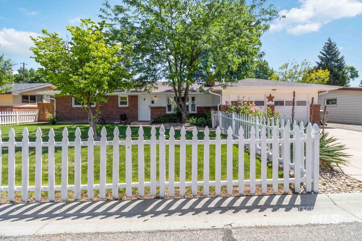 2724 S Meadowbrook Dr., Boise, Idaho 83705, 3 Bedrooms, 2 Bathrooms, Residential For Sale, Price $535,000, 98989015