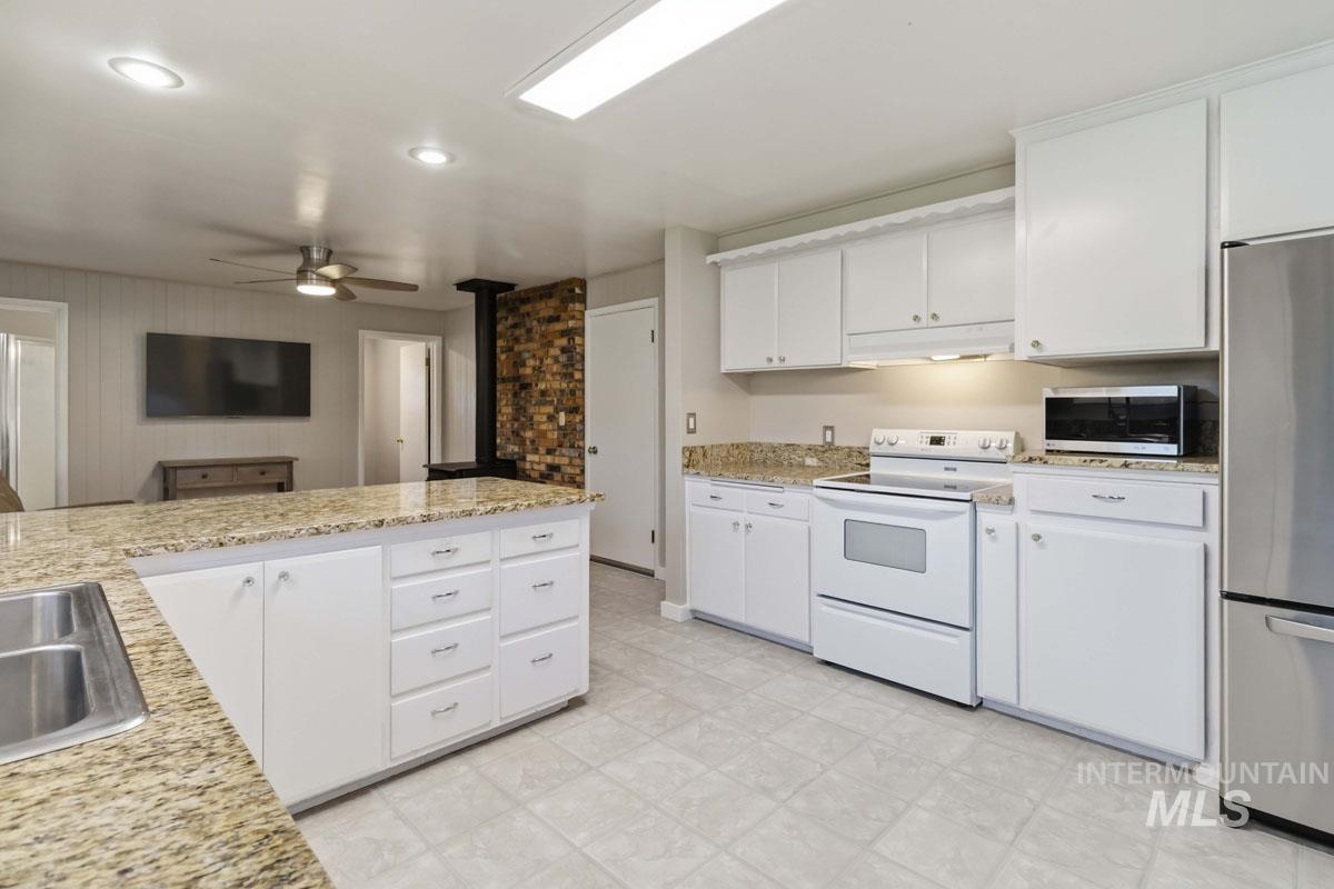2724 S Meadowbrook Dr., Boise, Idaho 83705, 3 Bedrooms, 2 Bathrooms, Residential For Sale, Price $535,000, 98989015