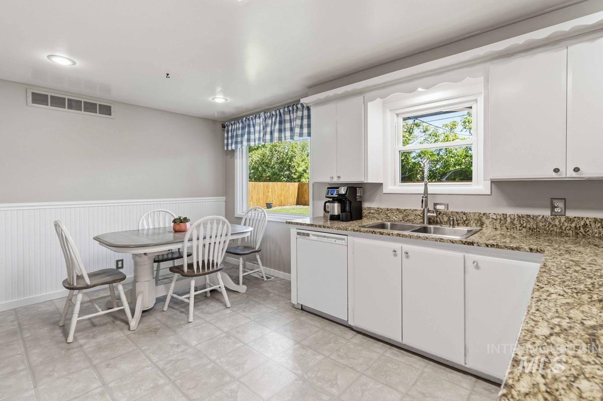 2724 S Meadowbrook Dr., Boise, Idaho 83705, 3 Bedrooms, 2 Bathrooms, Residential For Sale, Price $535,000, 98989015