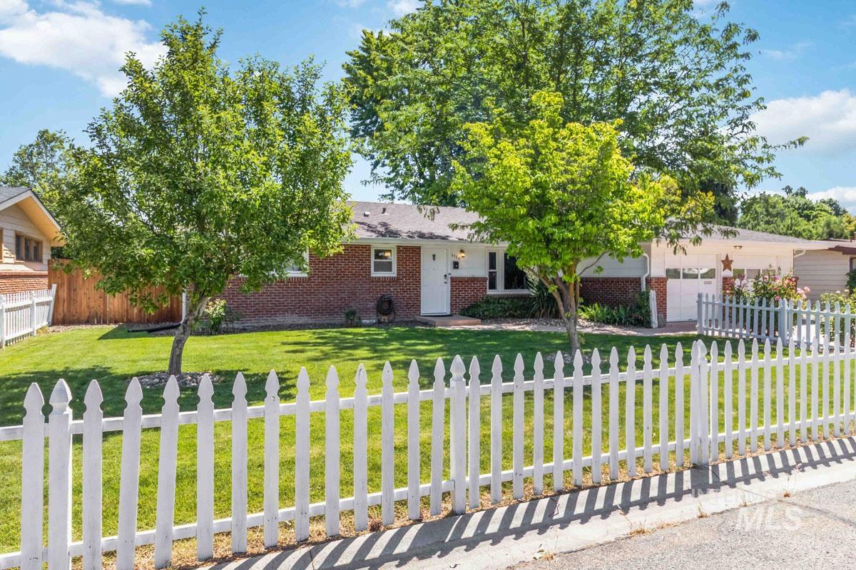 2724 S Meadowbrook Dr., Boise, Idaho 83705, 3 Bedrooms, 2 Bathrooms, Residential For Sale, Price $535,000, 98989015
