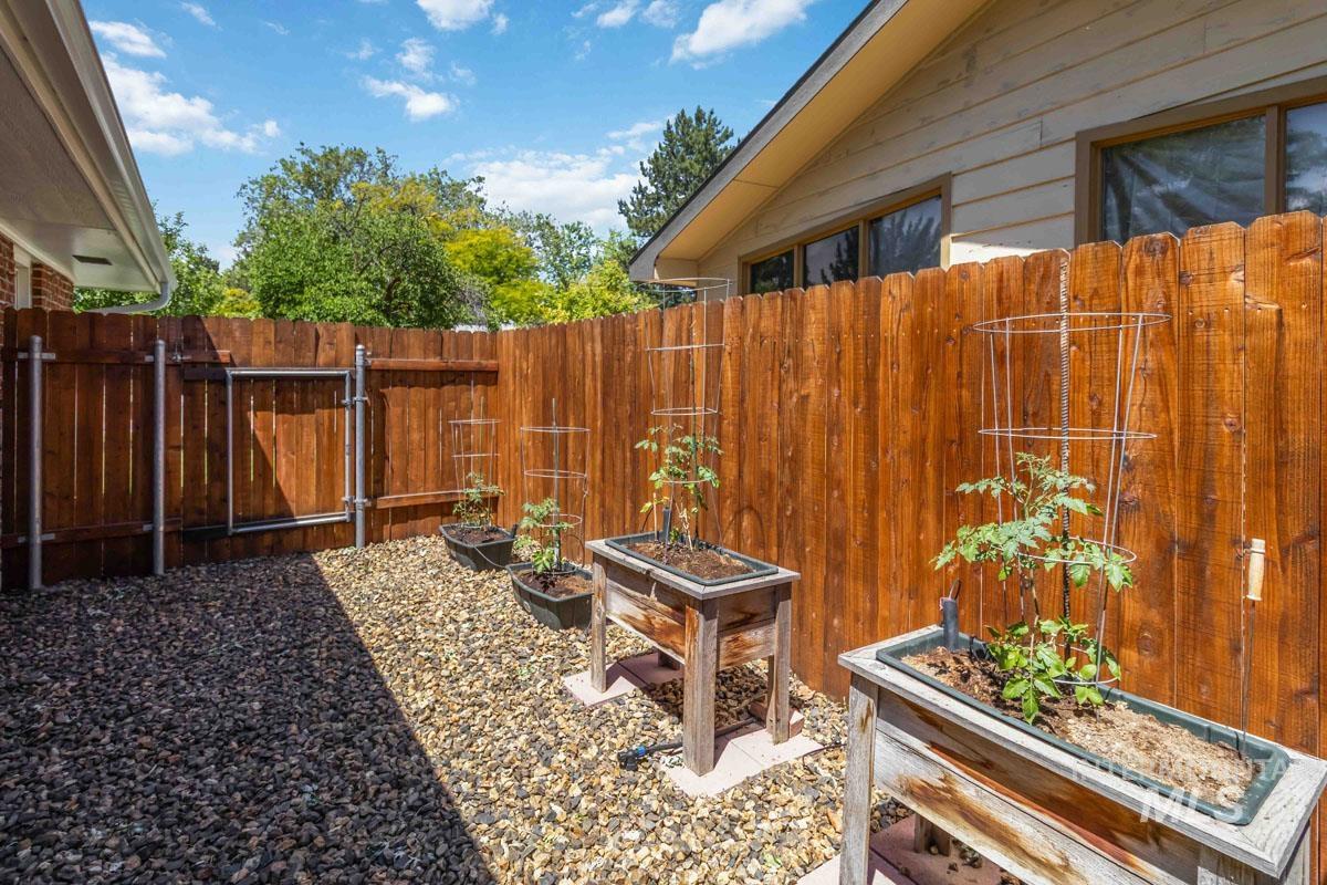 2724 S Meadowbrook Dr., Boise, Idaho 83705, 3 Bedrooms, 2 Bathrooms, Residential For Sale, Price $535,000, 98989015