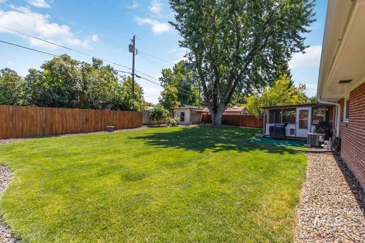 2724 S Meadowbrook Dr., Boise, Idaho 83705, 3 Bedrooms, 2 Bathrooms, Residential For Sale, Price $535,000, 98989015