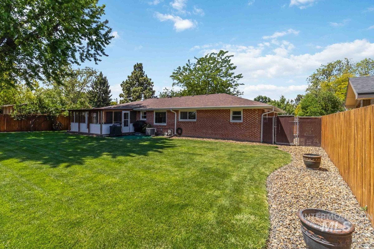 2724 S Meadowbrook Dr., Boise, Idaho 83705, 3 Bedrooms, 2 Bathrooms, Residential For Sale, Price $535,000, 98989015