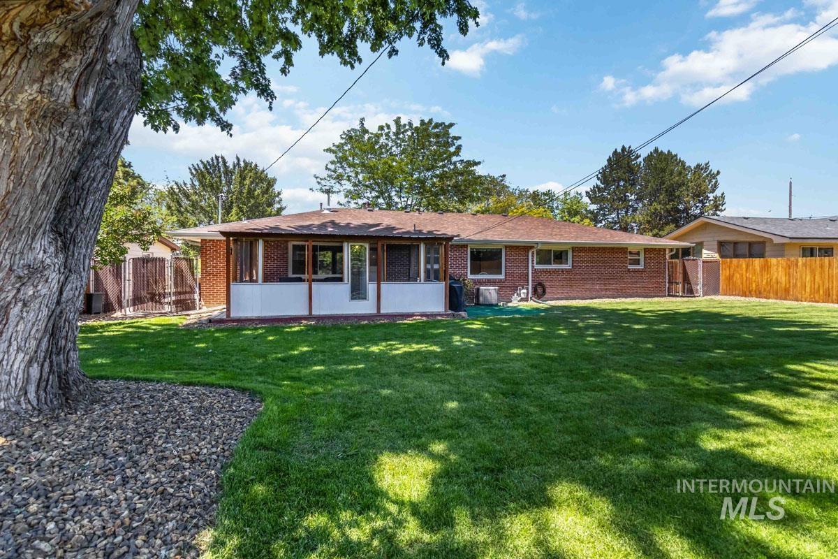 2724 S Meadowbrook Dr., Boise, Idaho 83705, 3 Bedrooms, 2 Bathrooms, Residential For Sale, Price $535,000, 98989015