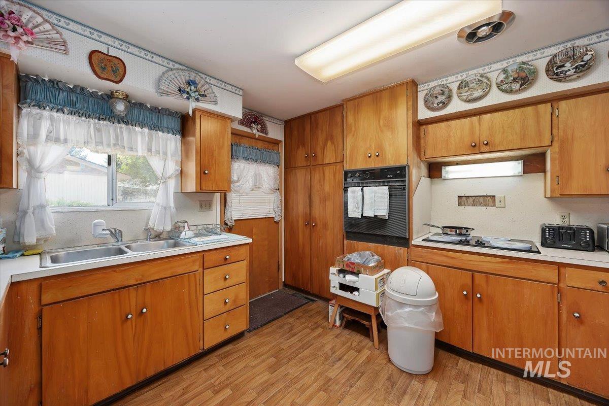 537 Monroe, Twin Falls, Idaho 83301, 5 Bedrooms, 2 Bathrooms, Residential For Sale, Price $199,900,MLS 98989023