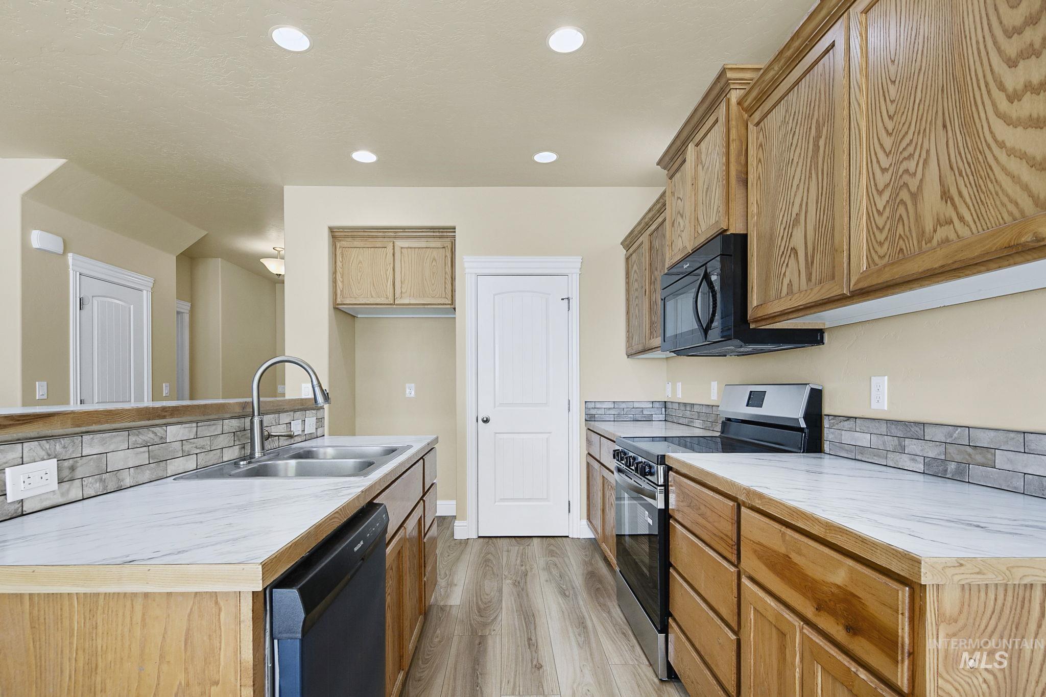 1928 Ridge Way, Middleton, Idaho 83644, 3 Bedrooms, 2.5 Bathrooms, Residential For Sale, Price $438,000,MLS 98989076
