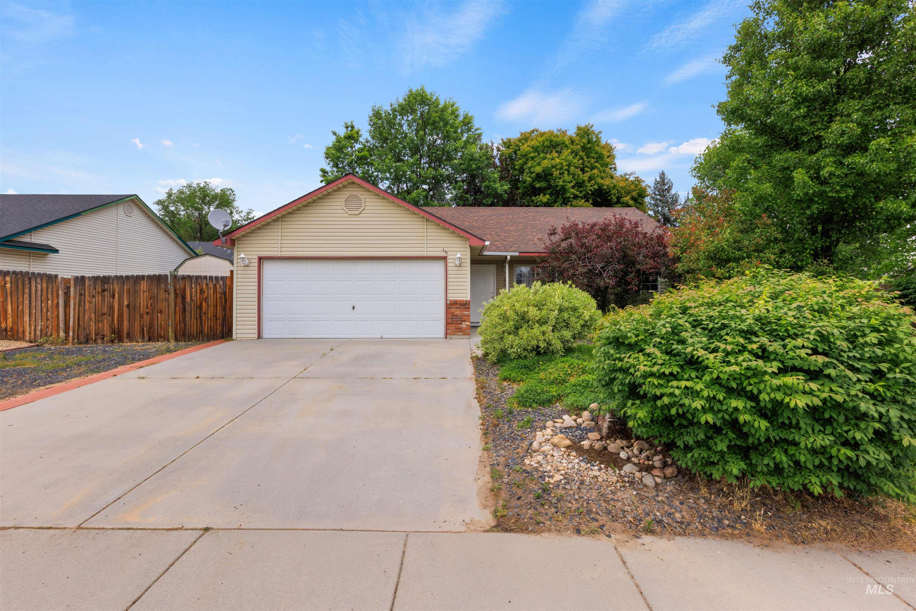 220 Palace Way, Nampa, Idaho 83687, 3 Bedrooms, 2 Bathrooms, Residential For Sale, Price $325,000,MLS 98989081