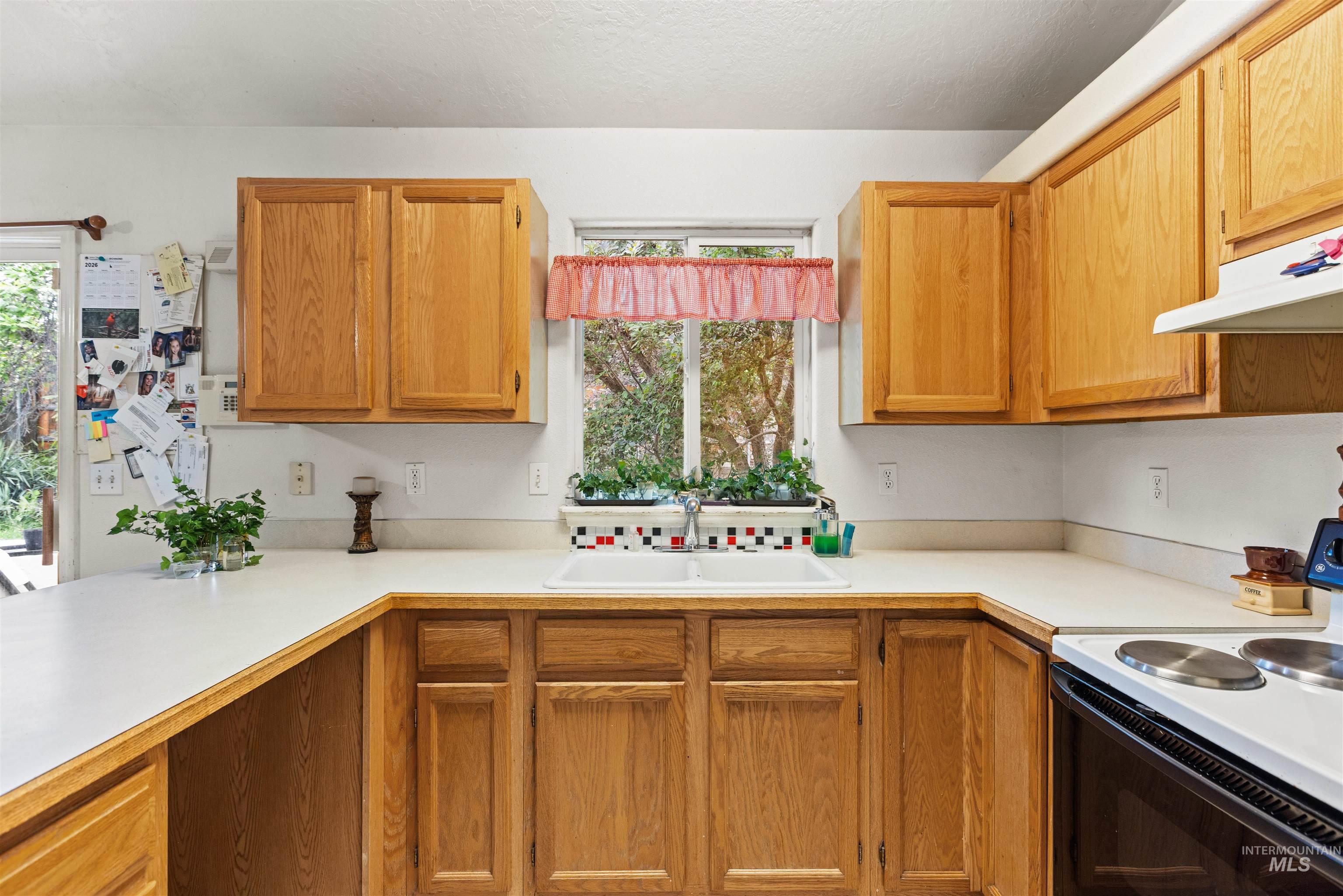 220 Palace Way, Nampa, Idaho 83687, 3 Bedrooms, 2 Bathrooms, Residential For Sale, Price $325,000,MLS 98989081
