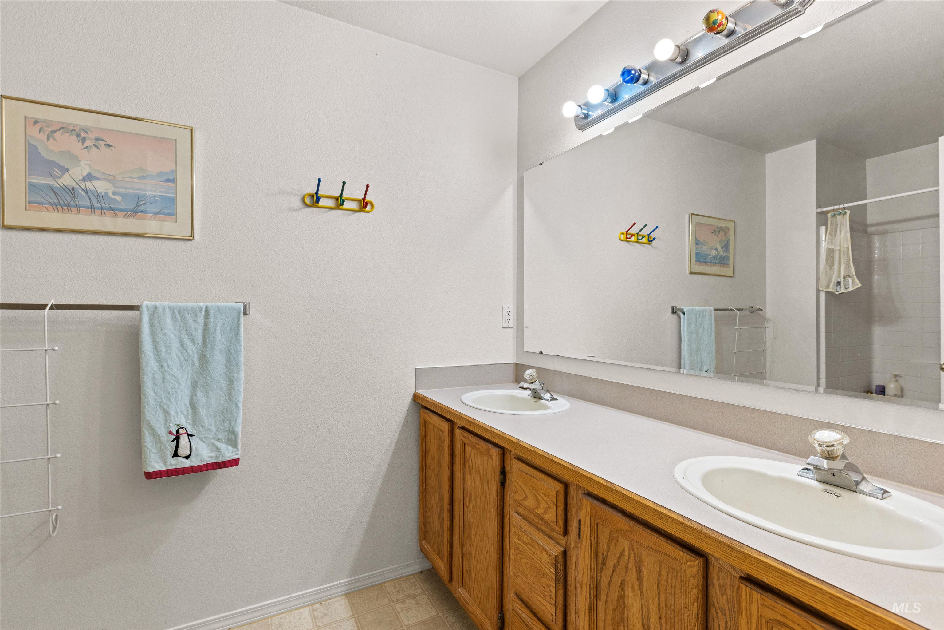220 Palace Way, Nampa, Idaho 83687, 3 Bedrooms, 2 Bathrooms, Residential For Sale, Price $325,000,MLS 98989081