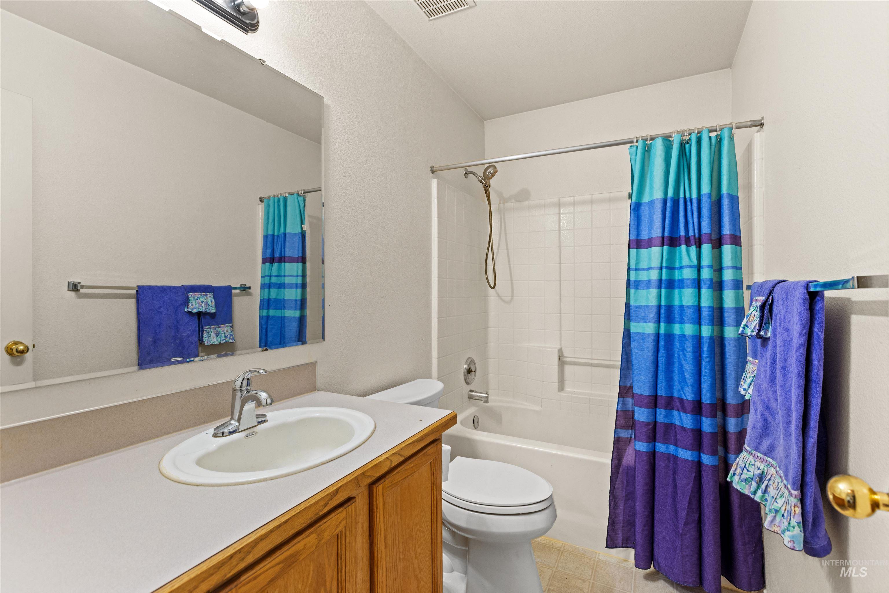 220 Palace Way, Nampa, Idaho 83687, 3 Bedrooms, 2 Bathrooms, Residential For Sale, Price $325,000,MLS 98989081