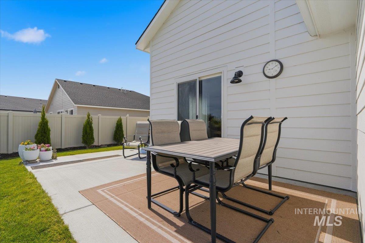3948 E Jamestown Drive, Nampa, Idaho 83686, 4 Bedrooms, 2.5 Bathrooms, Residential For Sale, Price $454,900,MLS 98989094