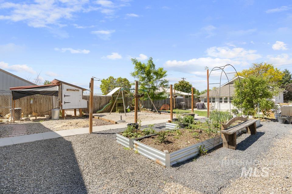 508 S Whitley, Fruitland, Idaho 83619, 4 Bedrooms, 1.5 Bathrooms, Residential For Sale, Price $483,900,MLS 98989098