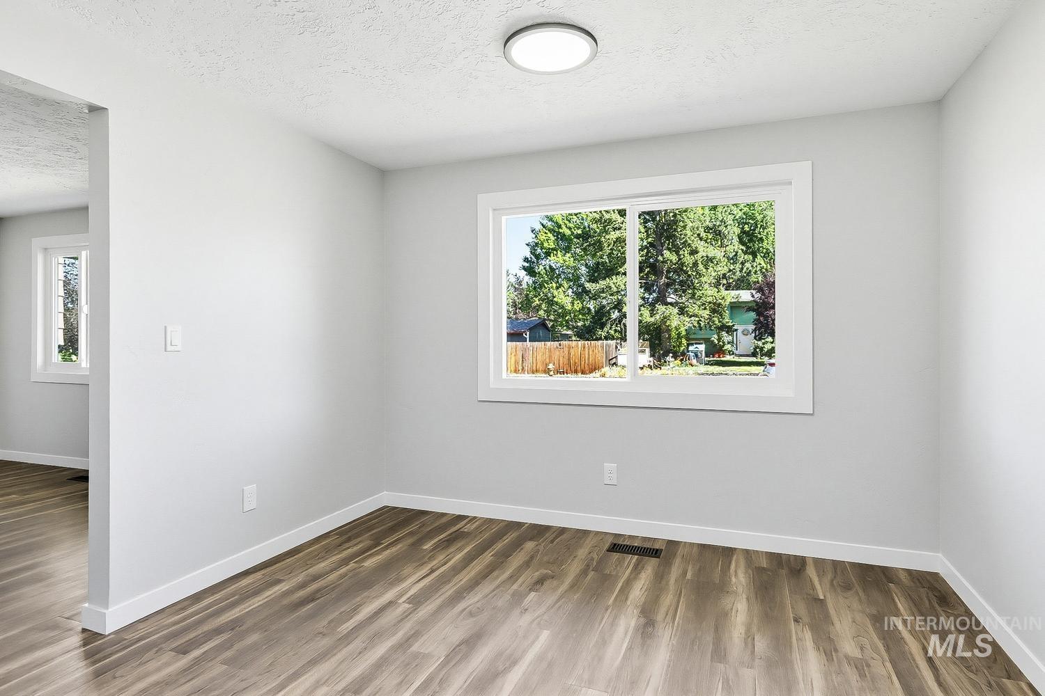 8505 W Canterbury Dr, Boise, Idaho 83704-5604, 3 Bedrooms, 1.5 Bathrooms, Residential For Sale, Price $425,000,MLS 98989100