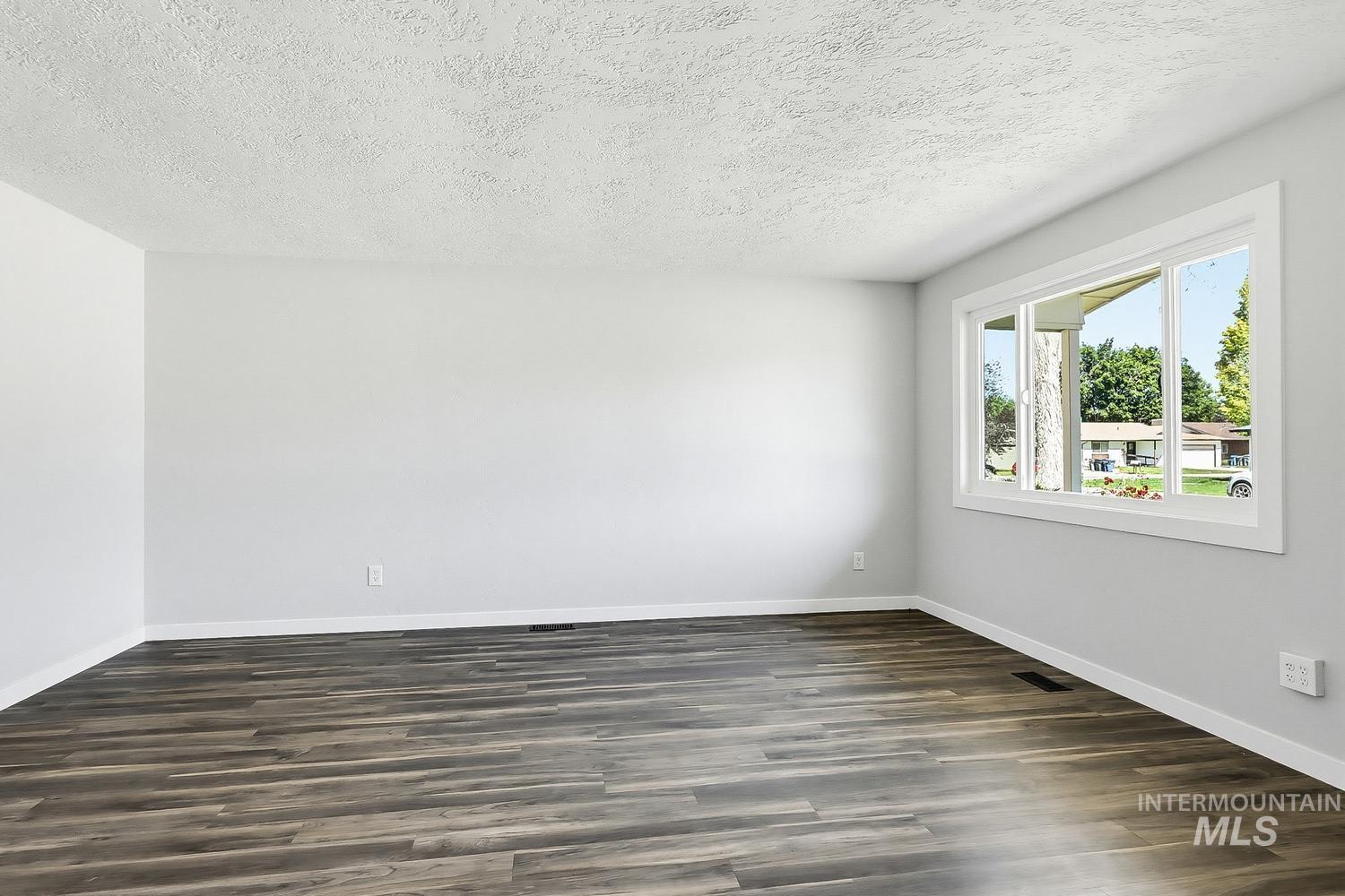 8505 W Canterbury Dr, Boise, Idaho 83704-5604, 3 Bedrooms, 1.5 Bathrooms, Residential For Sale, Price $425,000,MLS 98989100