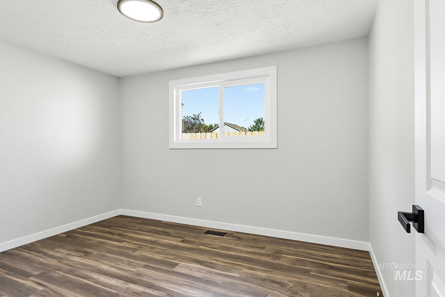 8505 W Canterbury Dr, Boise, Idaho 83704-5604, 3 Bedrooms, 1.5 Bathrooms, Residential For Sale, Price $425,000,MLS 98989100