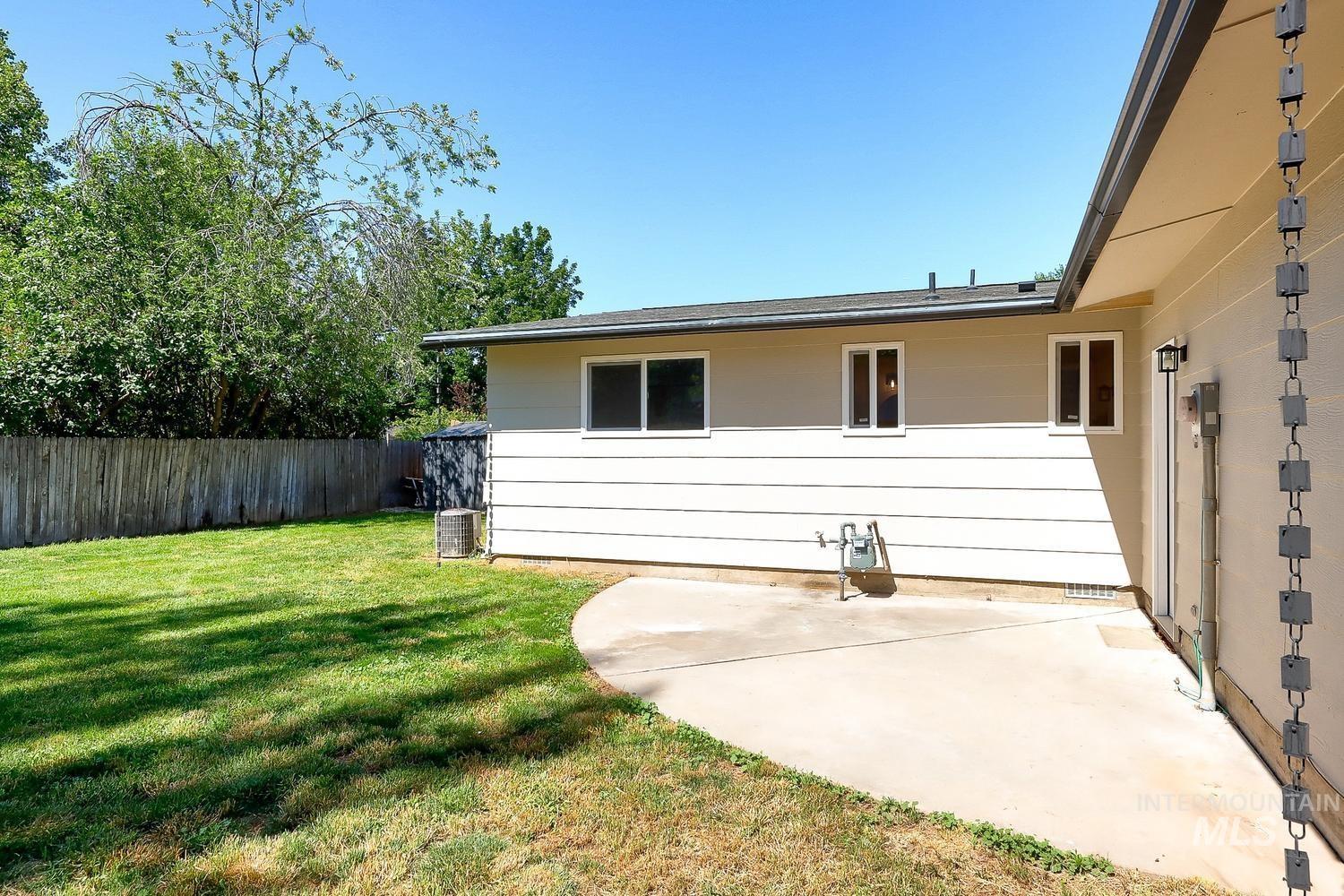 8505 W Canterbury Dr, Boise, Idaho 83704-5604, 3 Bedrooms, 1.5 Bathrooms, Residential For Sale, Price $425,000,MLS 98989100