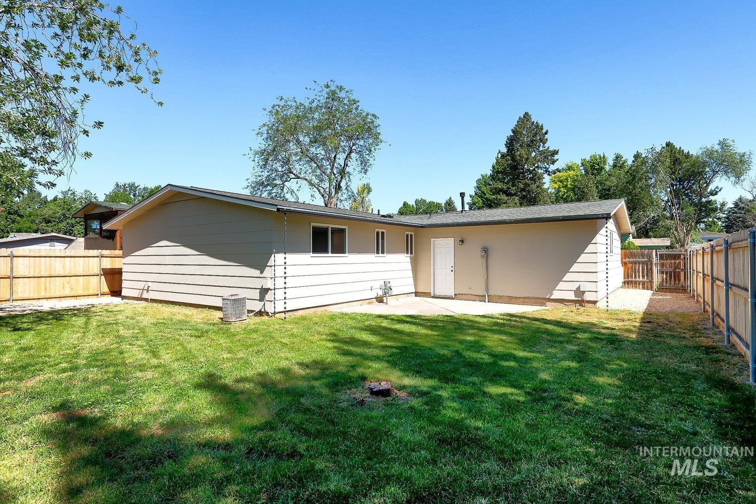 8505 W Canterbury Dr, Boise, Idaho 83704-5604, 3 Bedrooms, 1.5 Bathrooms, Residential For Sale, Price $425,000,MLS 98989100