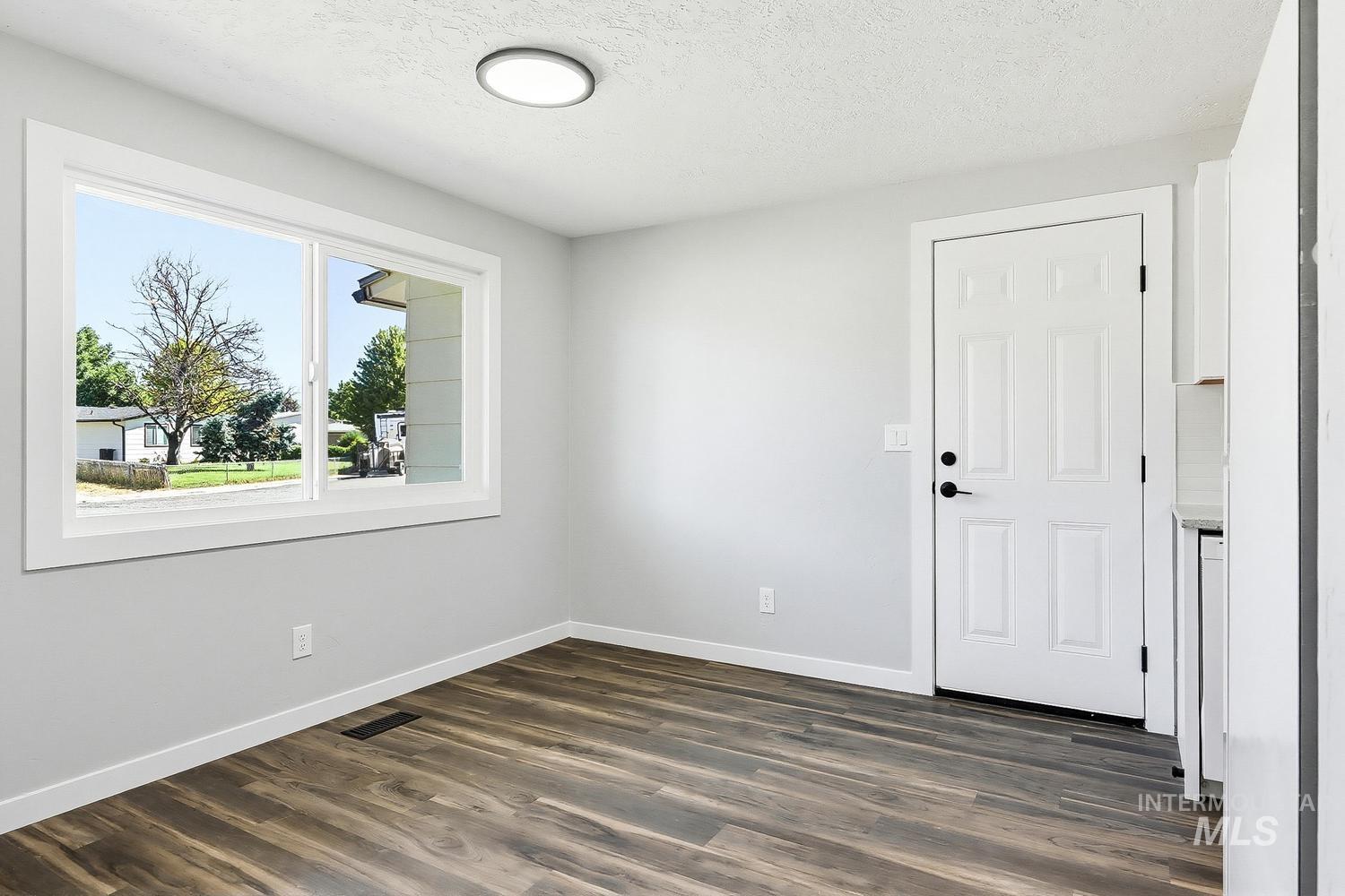 8505 W Canterbury Dr, Boise, Idaho 83704-5604, 3 Bedrooms, 1.5 Bathrooms, Residential For Sale, Price $425,000,MLS 98989100