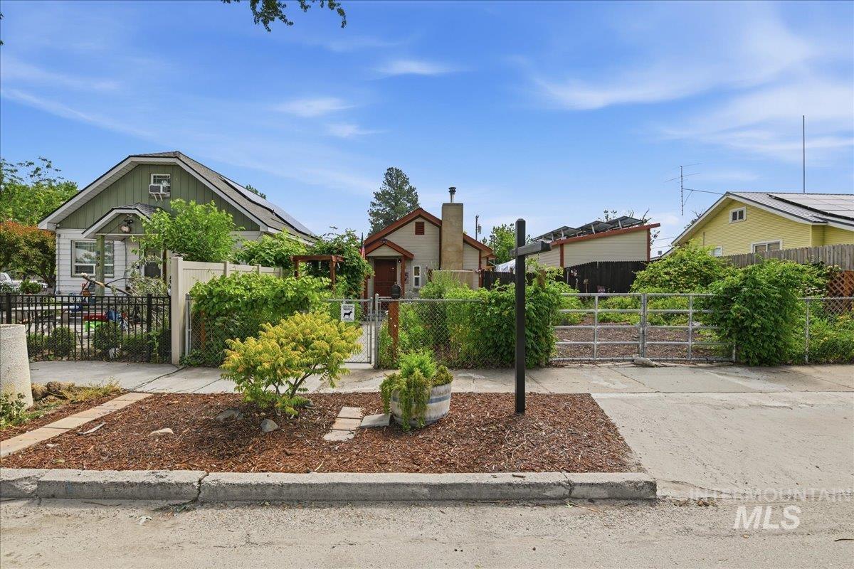 320 N Boise Ave, Emmett, Idaho 83617, 2 Bedrooms, 1 Bathroom, Residential For Sale, Price $265,000, 98989101