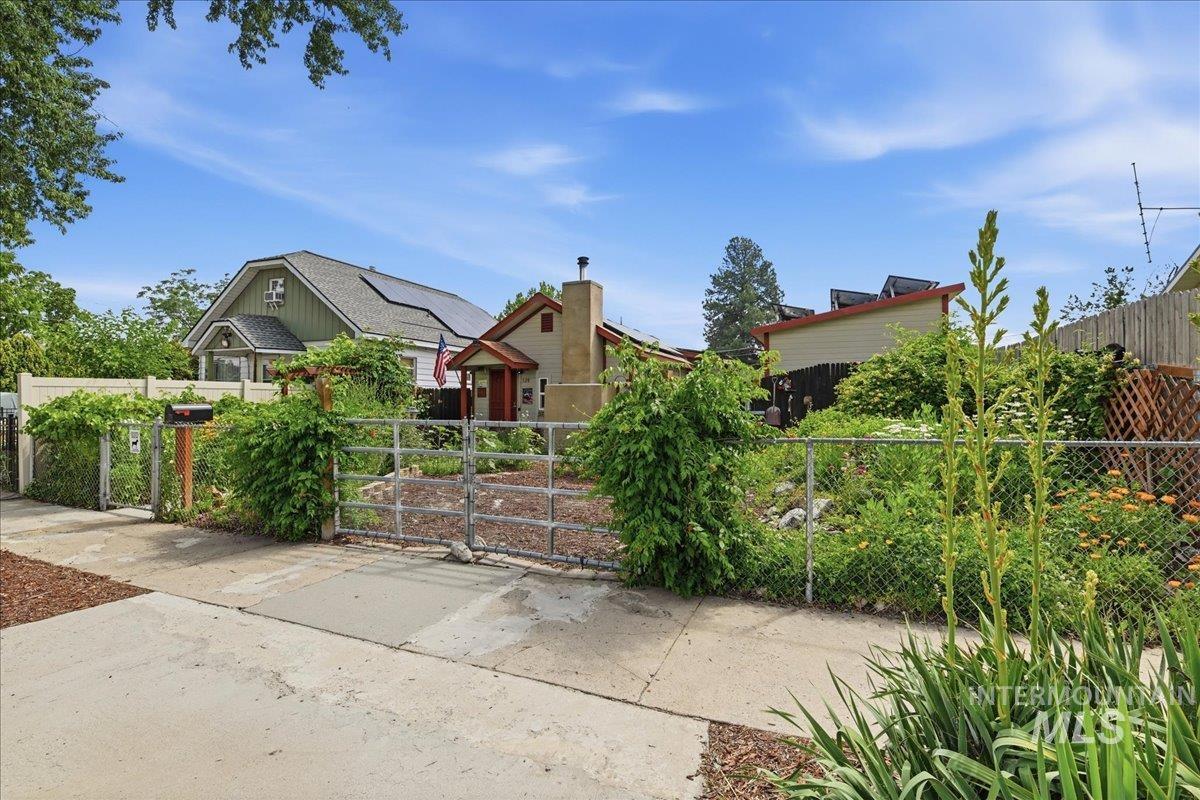 320 N Boise Ave, Emmett, Idaho 83617, 2 Bedrooms, 1 Bathroom, Residential For Sale, Price $265,000, 98989101