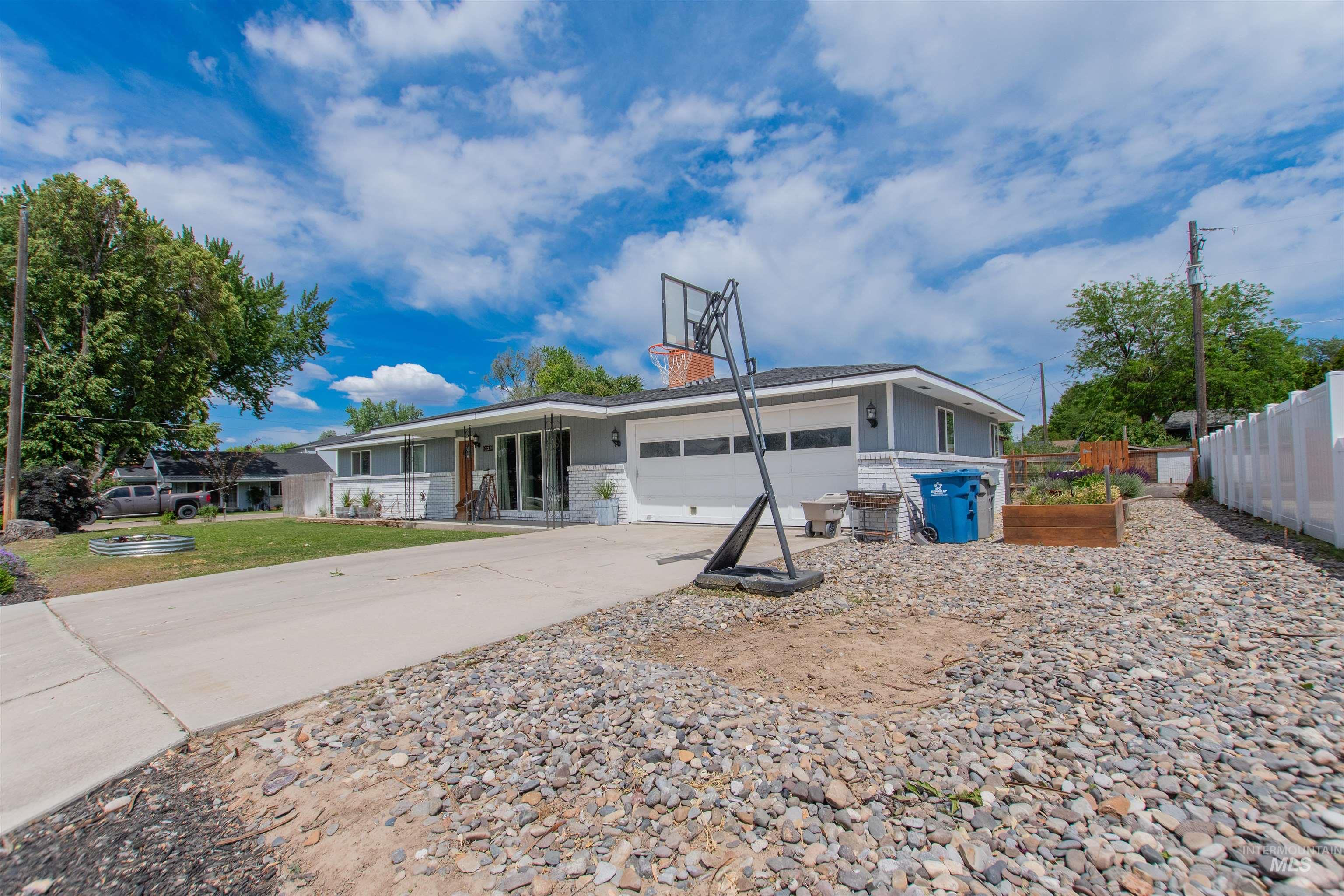 1220 N Ohio Avenue, Caldwell, Idaho 83605, 3 Bedrooms, 2 Bathrooms, Residential For Sale, Price $375,000, 98989106