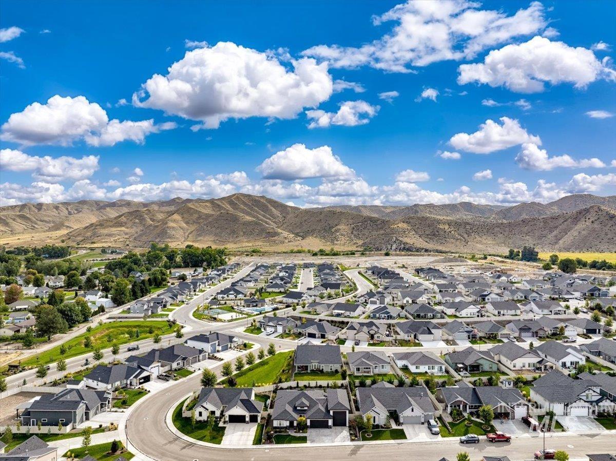 1410 Rome Ave, Emmett, Idaho 83617, 3 Bedrooms, 2.5 Bathrooms, Residential For Sale, Price $729,000,MLS 98989107