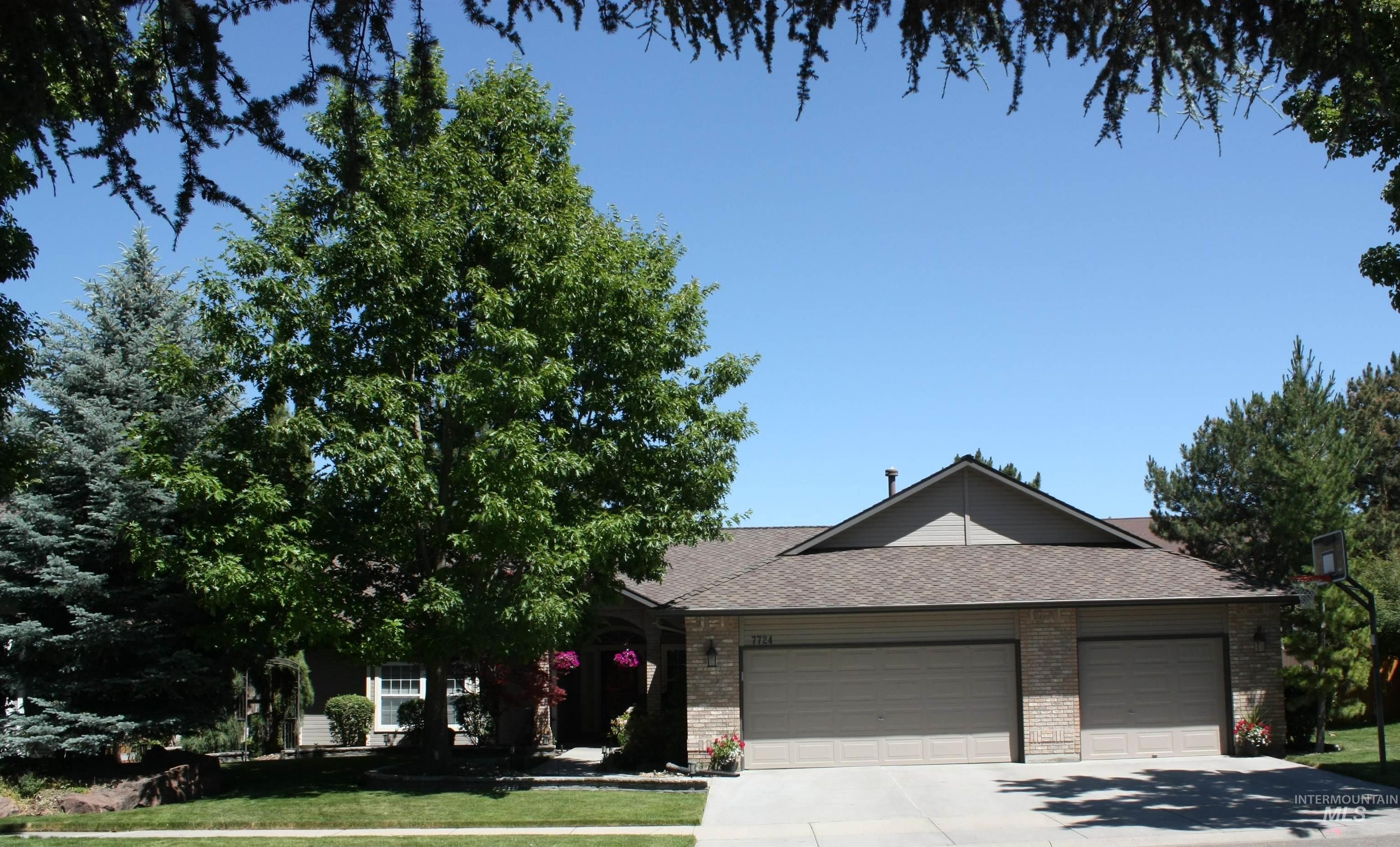 7724 W Bayhill Street, Boise, Idaho 83704, 4 Bedrooms, 2 Bathrooms, Residential For Sale, Price $670,000,MLS 98989108