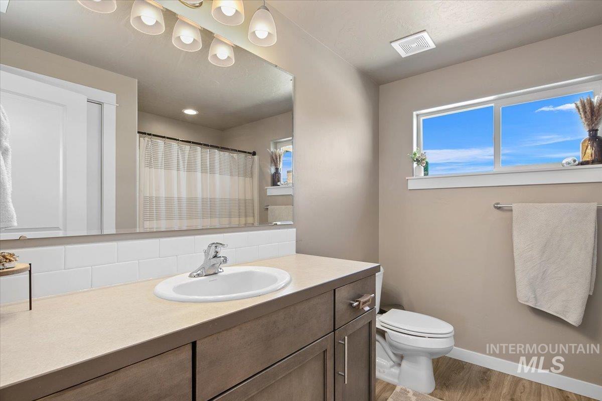 989 N Acer Loop, Nampa, Idaho 83687, 5 Bedrooms, 3 Bathrooms, Residential For Sale, Price $475,000,MLS 98989123