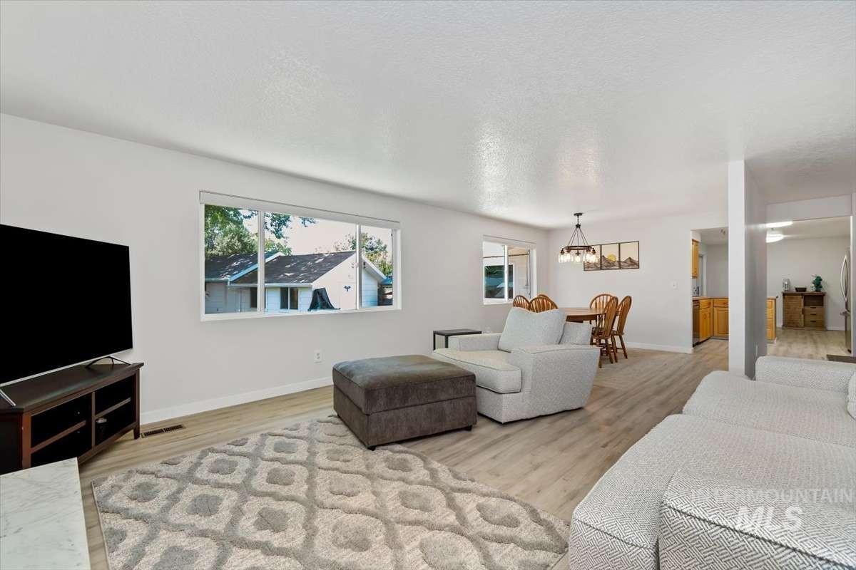 3433 N Manchester St, Boise, Idaho 83704, 5 Bedrooms, 2 Bathrooms, Residential For Sale, Price $595,800,MLS 98989128