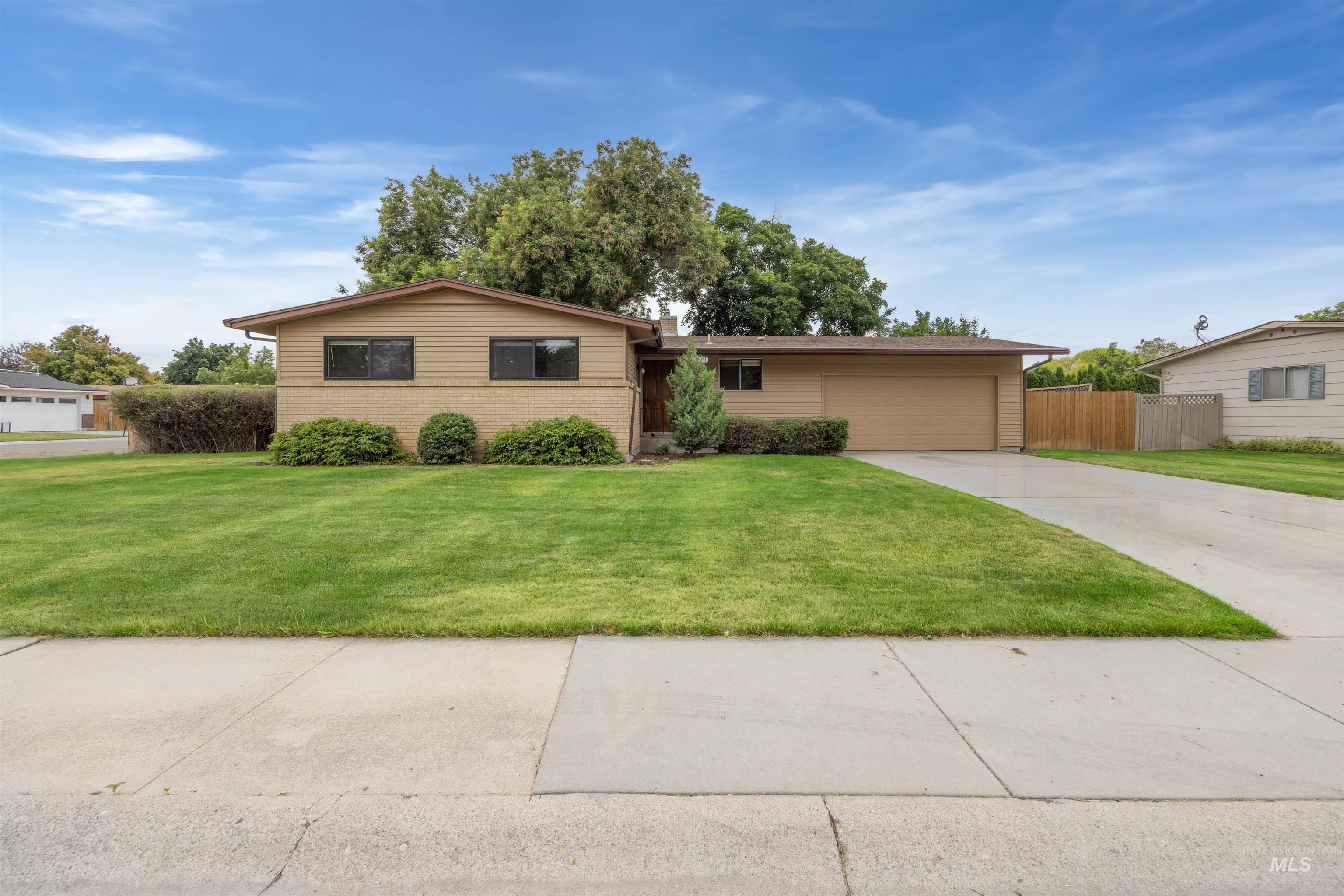 3841 N Sheringham Dr, Boise, Idaho 83704, 4 Bedrooms, 2 Bathrooms, Residential For Sale, Price $430,000,MLS 98989134