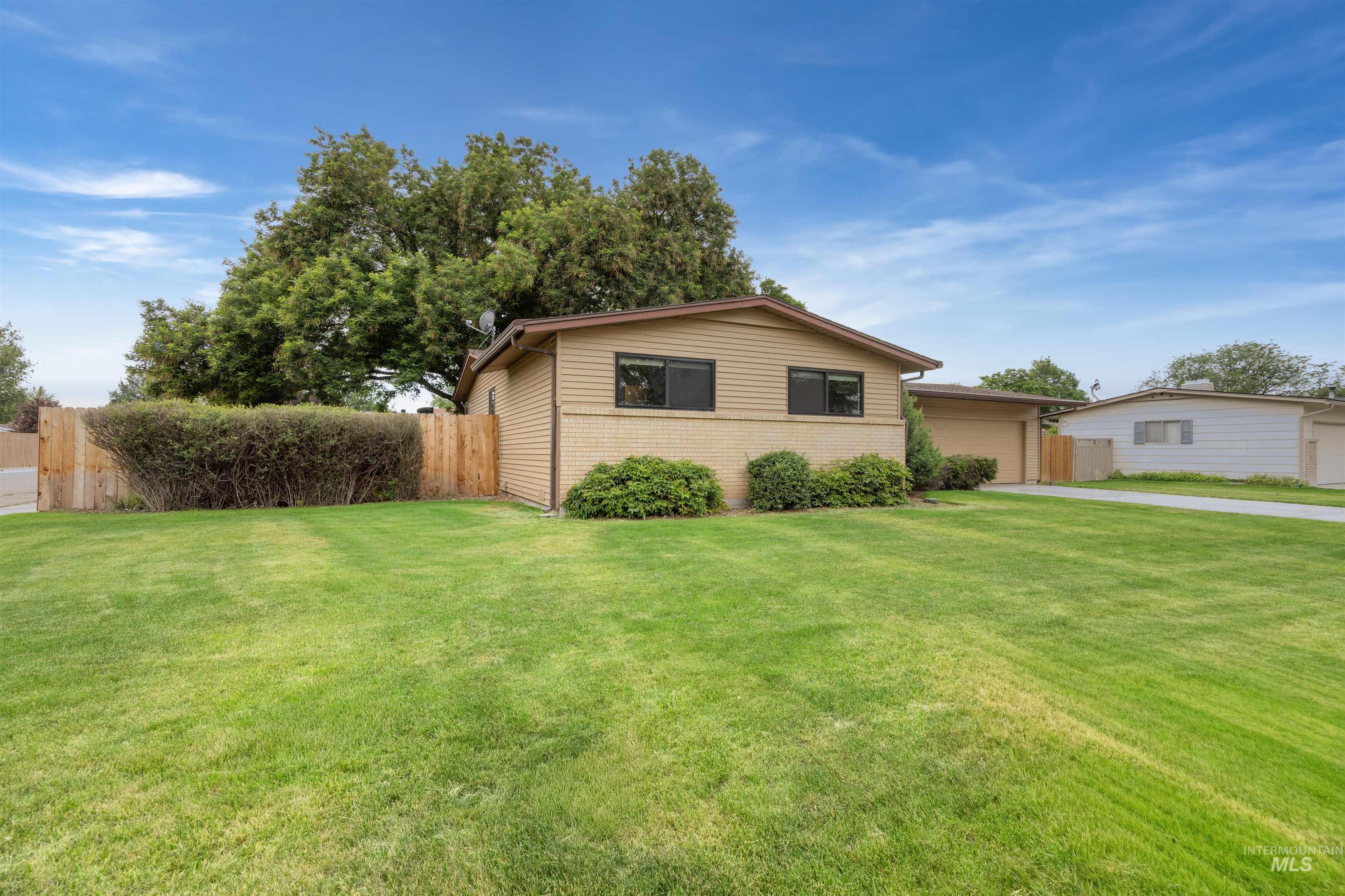 3841 N Sheringham Dr, Boise, Idaho 83704, 4 Bedrooms, 2 Bathrooms, Residential For Sale, Price $430,000,MLS 98989134