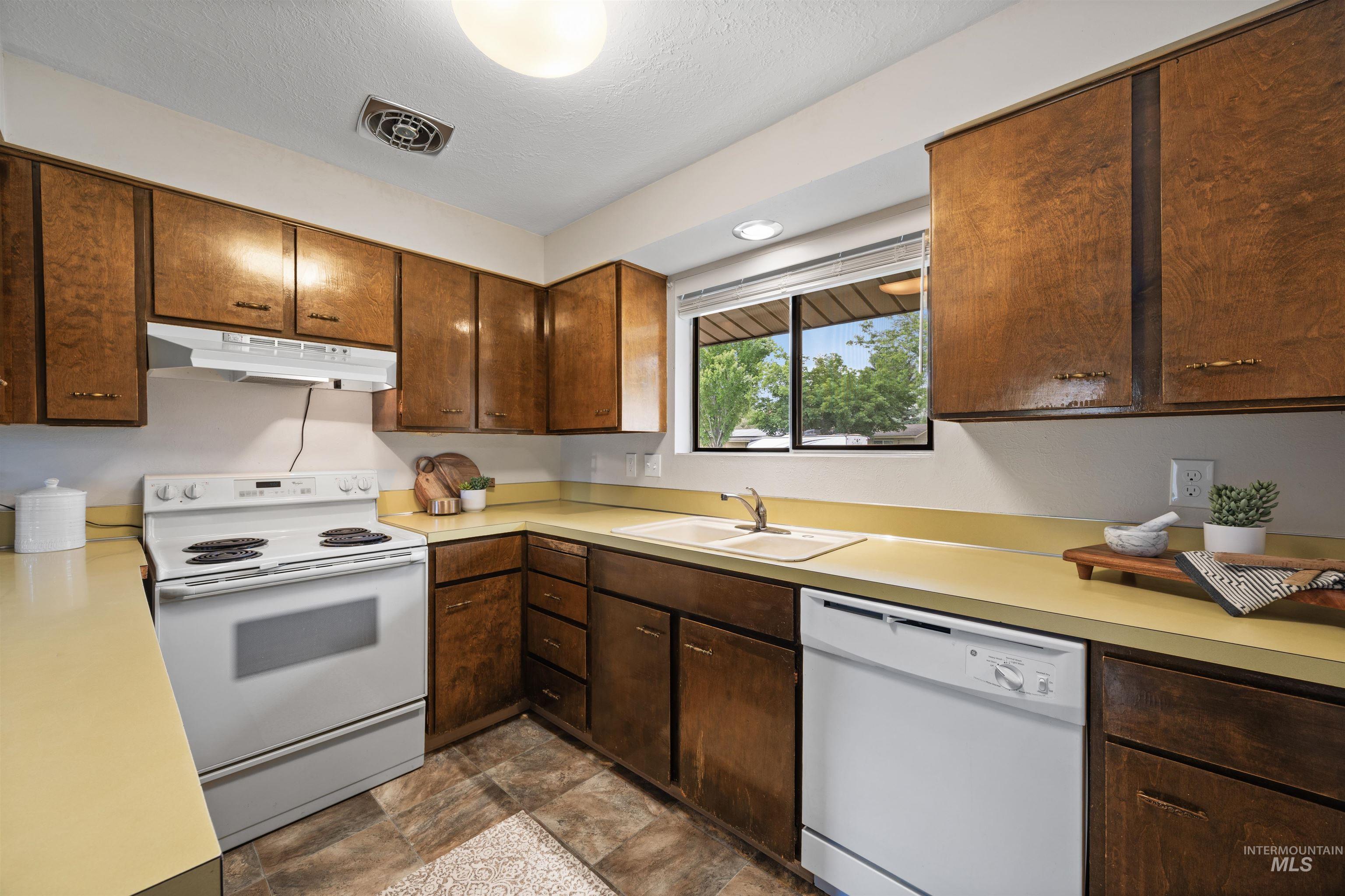 3841 N Sheringham Dr, Boise, Idaho 83704, 4 Bedrooms, 2 Bathrooms, Residential For Sale, Price $430,000,MLS 98989134