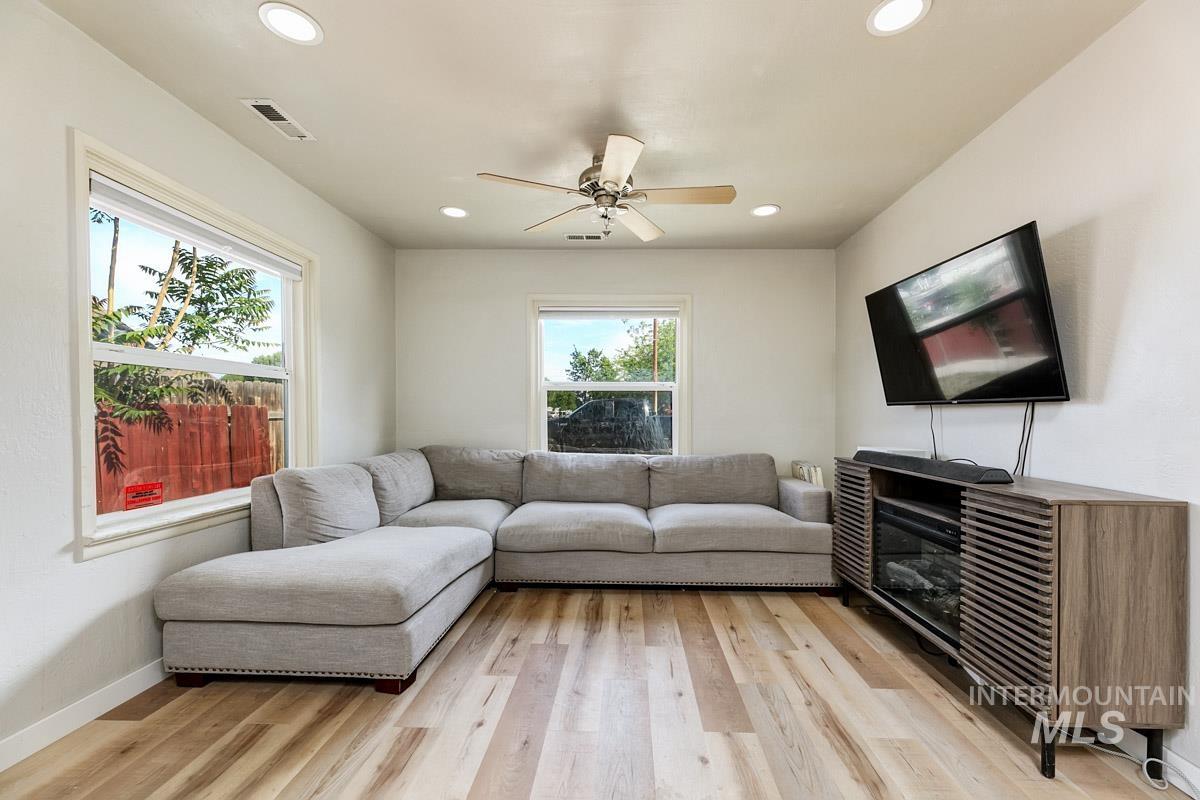 2212 Willow St, Caldwell, Idaho 83605, 4 Bedrooms, 1 Bathroom, Residential For Sale, Price $289,900, 98989139