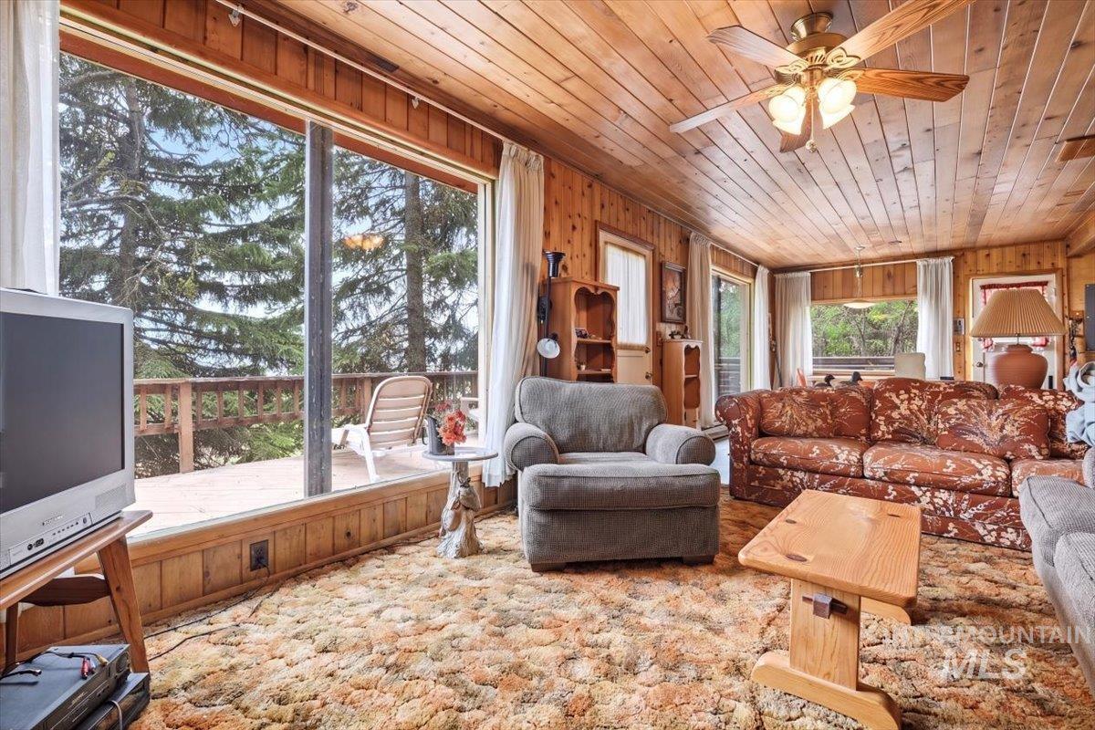 2 Cub Trl, Cascade, Idaho 83611, 2 Bedrooms, 1 Bathroom, Residential For Sale, Price $450,000,MLS 98989140